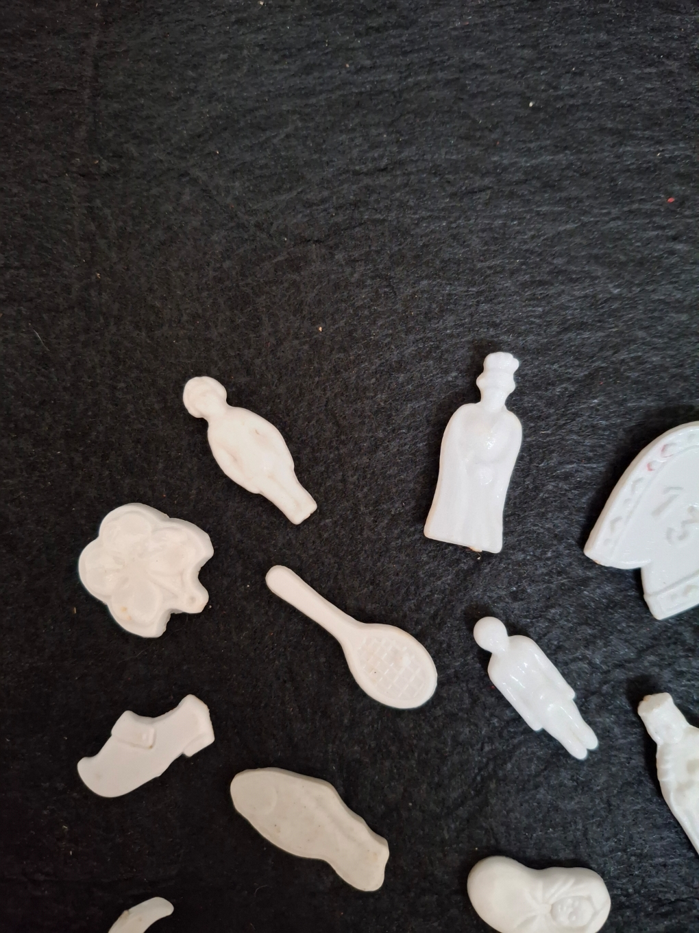 Voir photo 2 de Lot de 20 Fèves vintage plastique et biscuit Lot de 20 Fèves vintage plastique et biscuit Bon état reconditionné photo 2