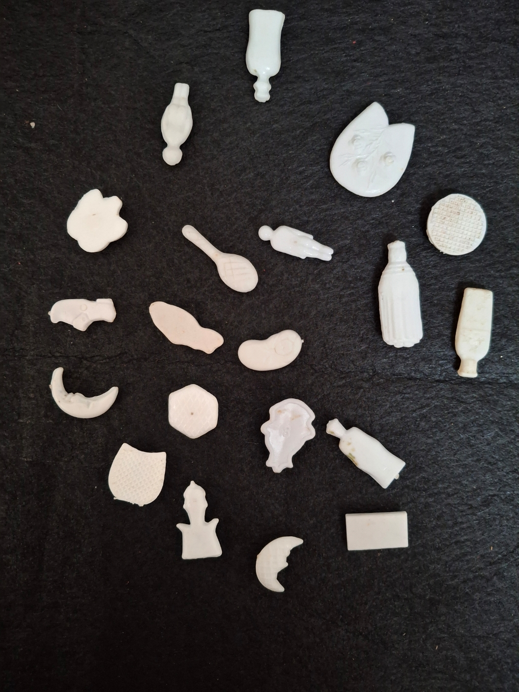 Voir photo 5 de Lot de 20 Fèves vintage plastique et biscuit Lot de 20 Fèves vintage plastique et biscuit Bon état reconditionné photo 5