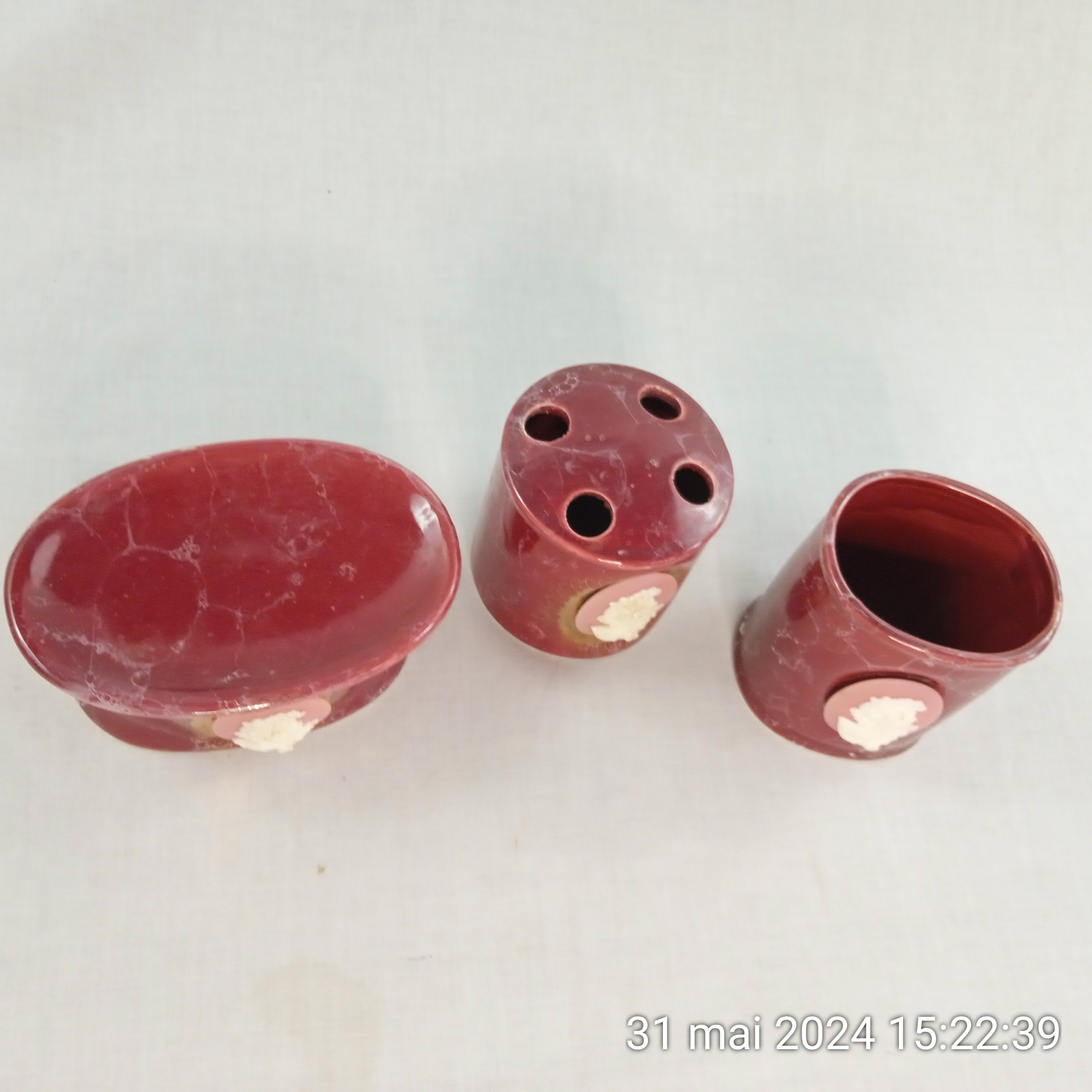 Voir photo 3 de Lot de 3 Accessoires de salle de bain Rétro en Porcelaine mauve Ornement Camée Lot de 3 Accessoires de salle de bain Rétro en Porcelaine mauve Ornement Camée Très bon état reconditionné photo 3