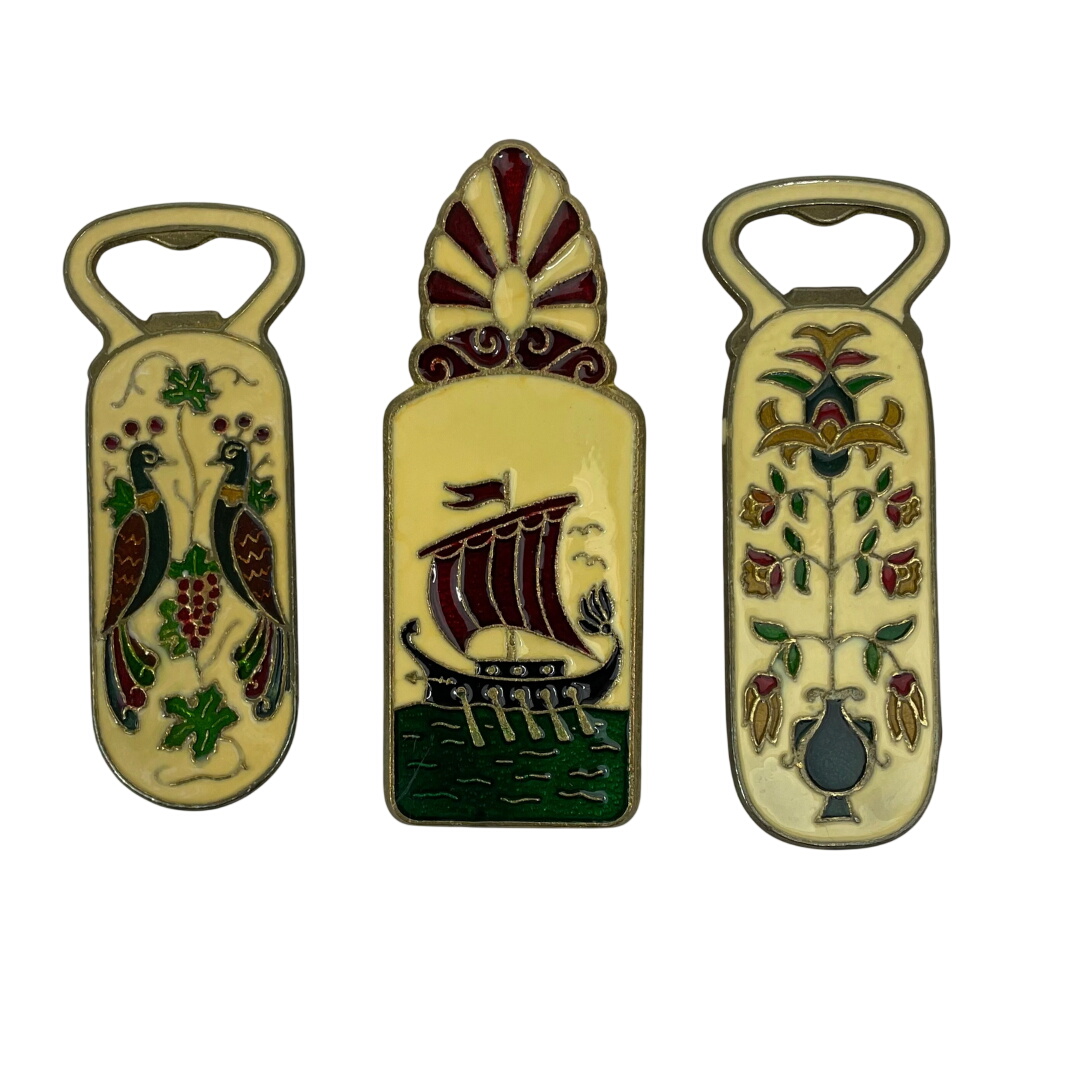 Lot de 3 Accessoires de Table Vintage en Bronze et Émail Cloisonné - Deux décapsuleurs et un grand clip - 32,00 € Lot de 3 Accessoires de Table Vintage en Bronze et Émail Cloisonné - Deux décapsuleurs et un grand clip reconditionné disponible sur Label Emmaüs