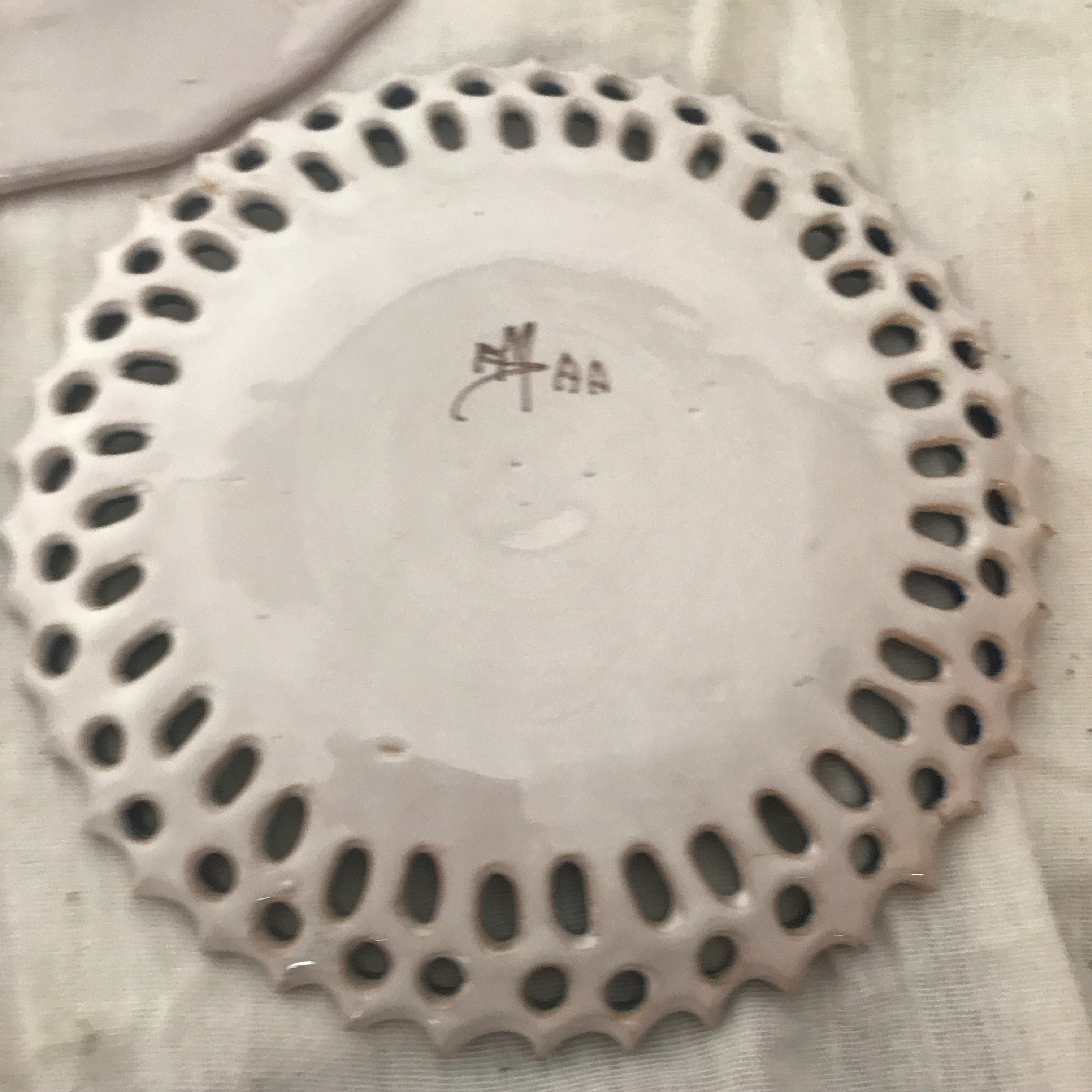 Voir photo 5 de Lot de 3 assiettes en porcelaine à décor de chimères et faisan. Diamètre 19cm Lot de 3 assiettes en porcelaine à décor de chimères et faisan. Diamètre 19cm Très bon état reconditionné photo 5