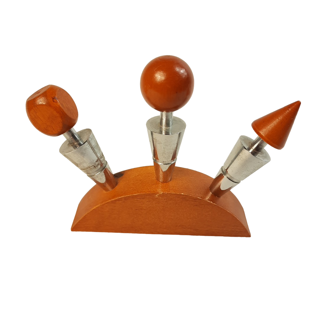 Lot de 3 bouchons de bouteille ou carafe design sur socle en bois. - 30,00 € Lot de 3 bouchons de bouteille ou carafe design sur socle en bois. reconditionné disponible sur Label Emmaüs