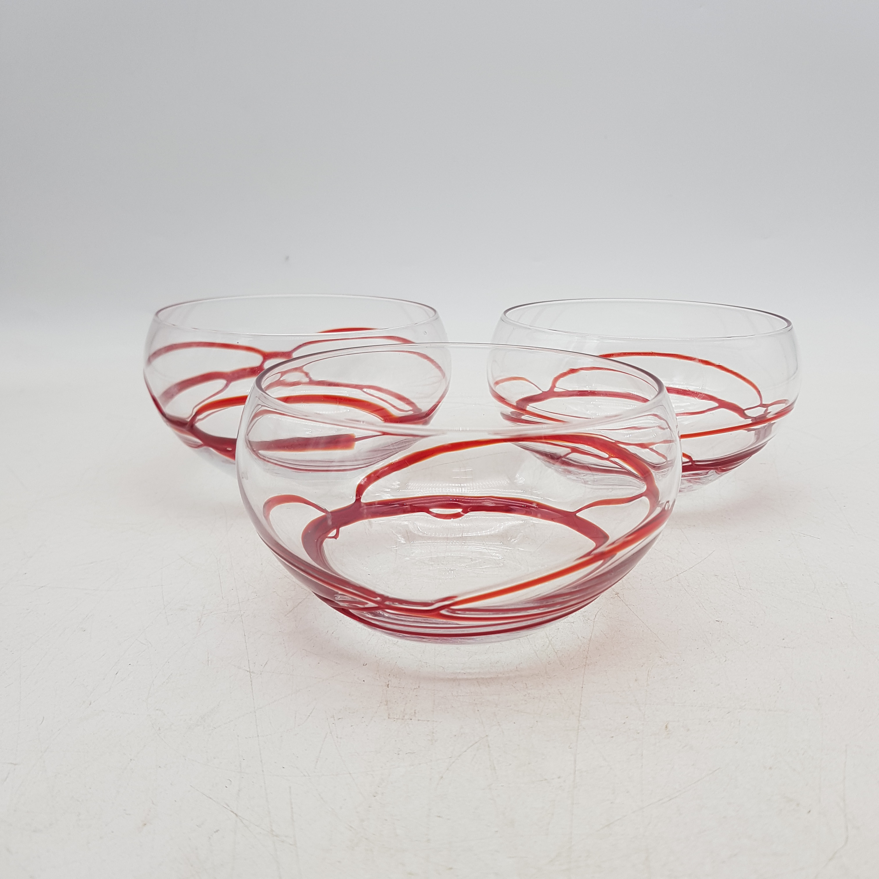 Voir photo 2 de Lot de 3 coupelles / coupes à glace en verre - décors spirales rouges en relief Lot de 3 coupelles / coupes à glace en verre - décors spirales rouges en relief Très bon état reconditionné photo 2