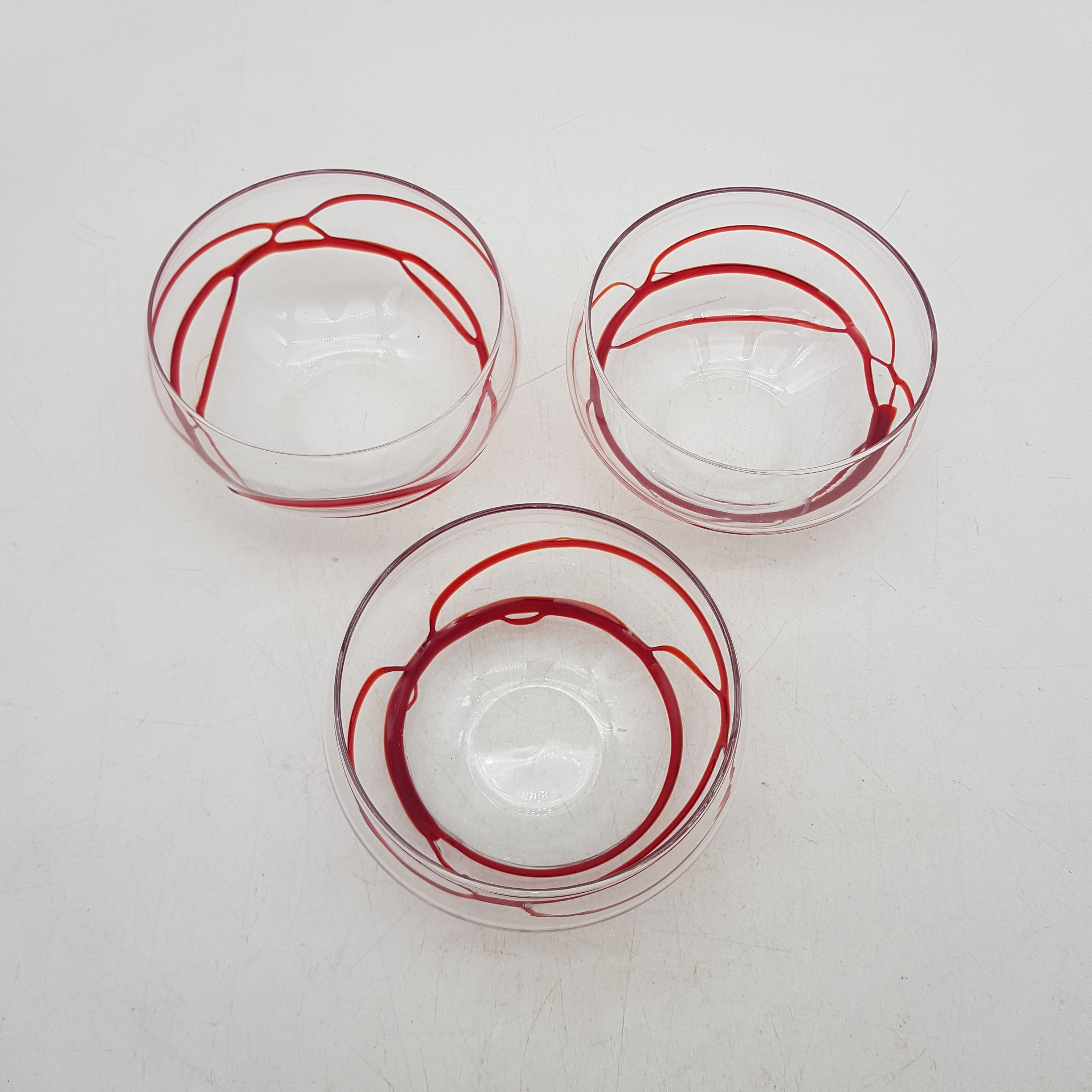 Voir photo 3 de Lot de 3 coupelles / coupes à glace en verre - décors spirales rouges en relief Lot de 3 coupelles / coupes à glace en verre - décors spirales rouges en relief Très bon état reconditionné photo 3