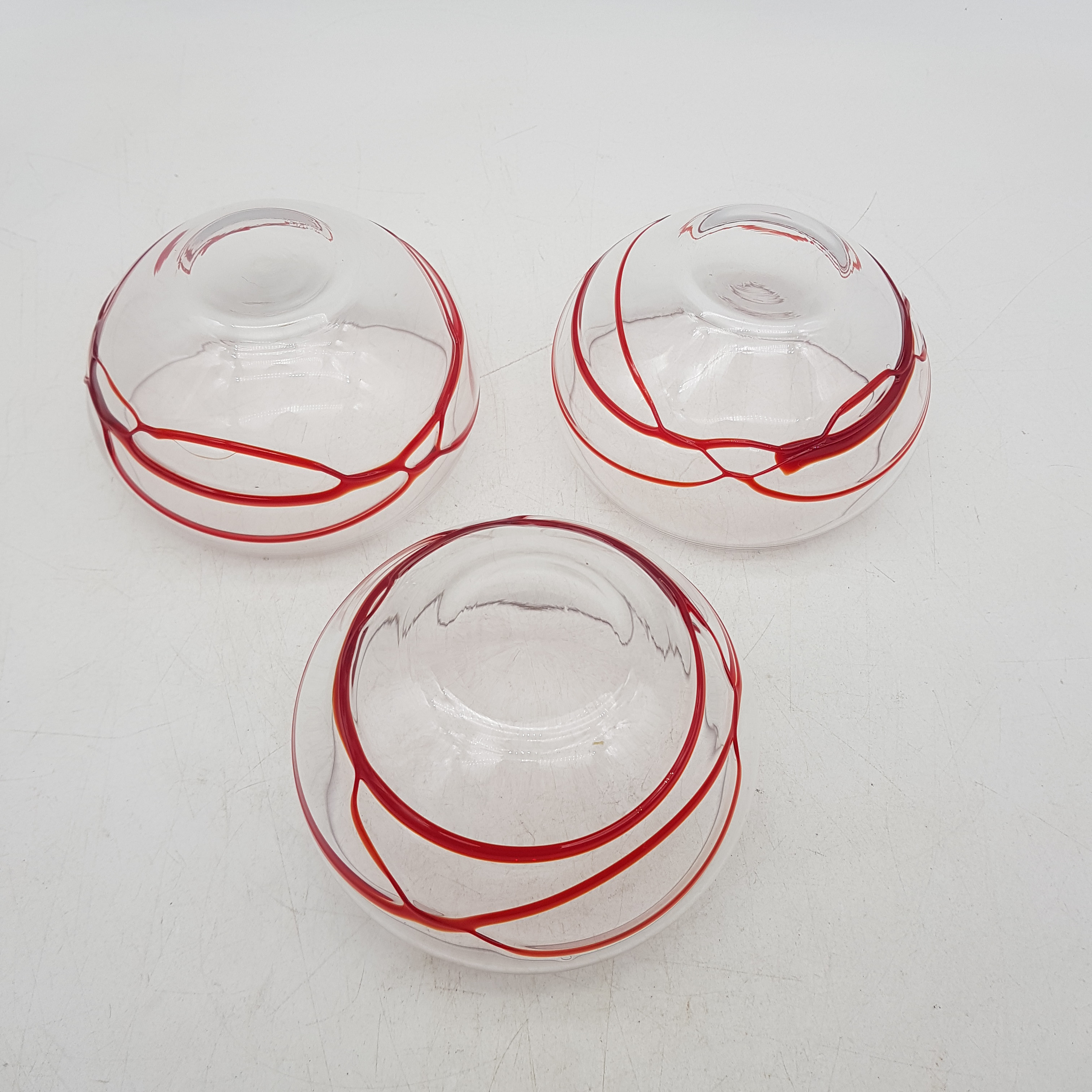 Voir photo 4 de Lot de 3 coupelles / coupes à glace en verre - décors spirales rouges en relief Lot de 3 coupelles / coupes à glace en verre - décors spirales rouges en relief Très bon état reconditionné photo 4