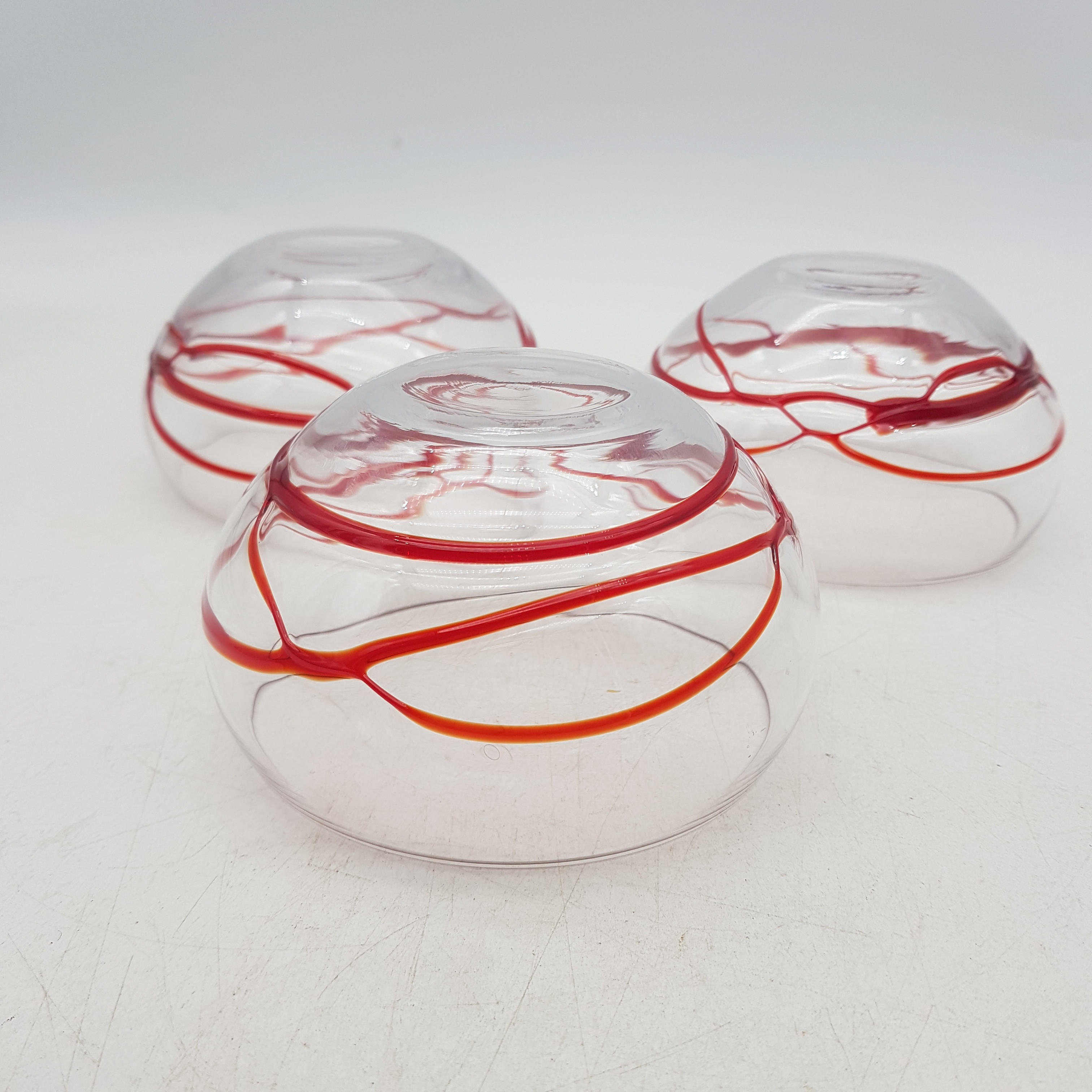 Voir photo 5 de Lot de 3 coupelles / coupes à glace en verre - décors spirales rouges en relief Lot de 3 coupelles / coupes à glace en verre - décors spirales rouges en relief Très bon état reconditionné photo 5