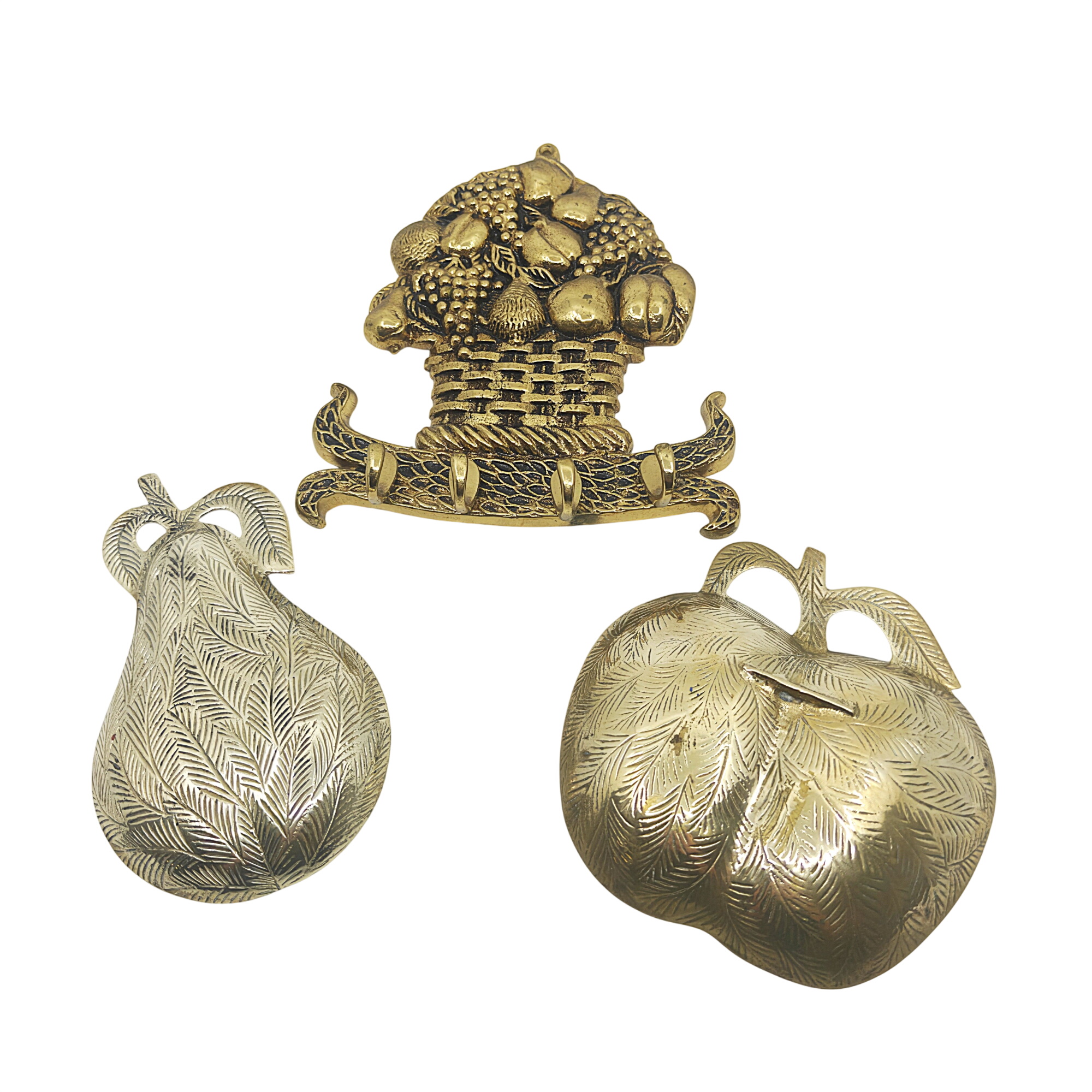 Lot de 3 décorations en métal laiton doré thème fruits et panier Vintage Bon état - 29,00 € Lot de 3 décorations en métal laiton doré thème fruits et panier Vintage Bon état reconditionné disponible sur Label Emmaüs