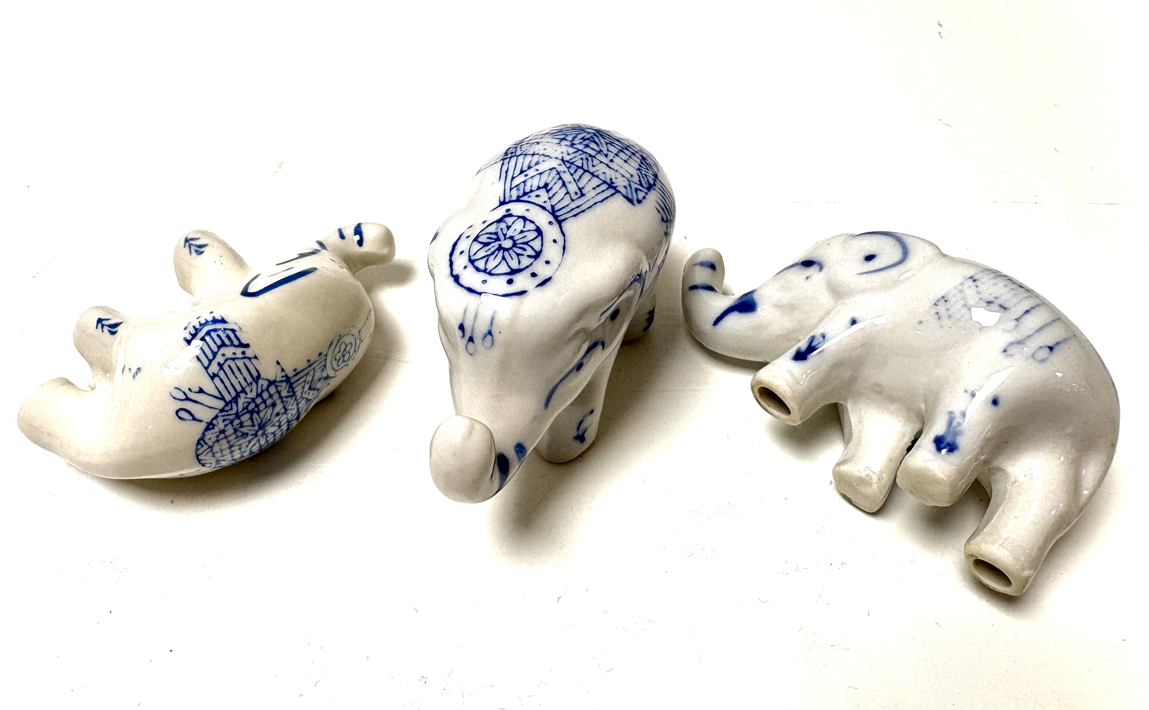 Voir photo 2 de Lot de 3 éléphants en porcelaine bleu blanc figurines déco Lot de 3 éléphants en porcelaine bleu blanc figurines déco reconditionné photo 2