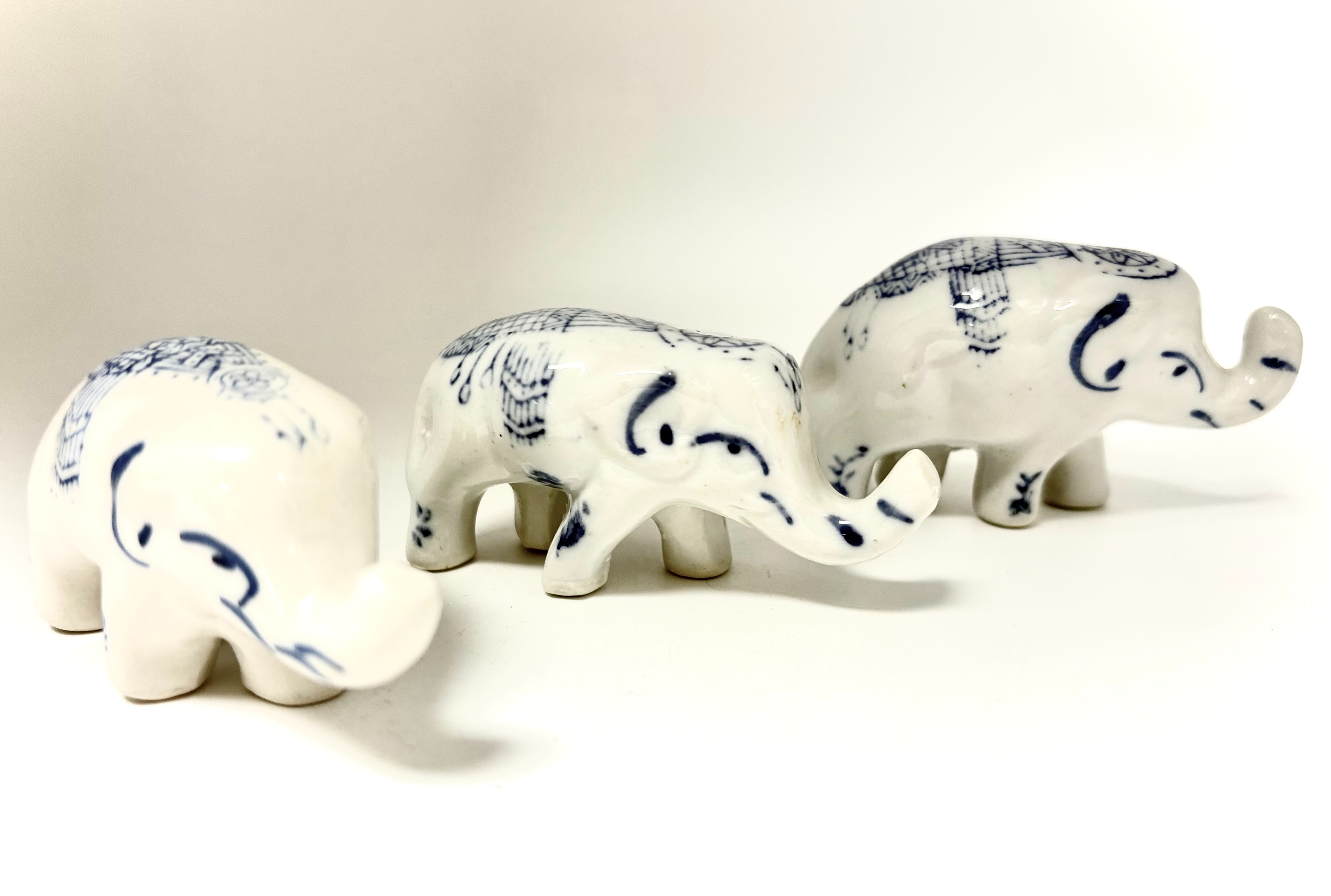 Voir photo 4 de Lot de 3 éléphants en porcelaine bleu blanc figurines déco Lot de 3 éléphants en porcelaine bleu blanc figurines déco reconditionné photo 4