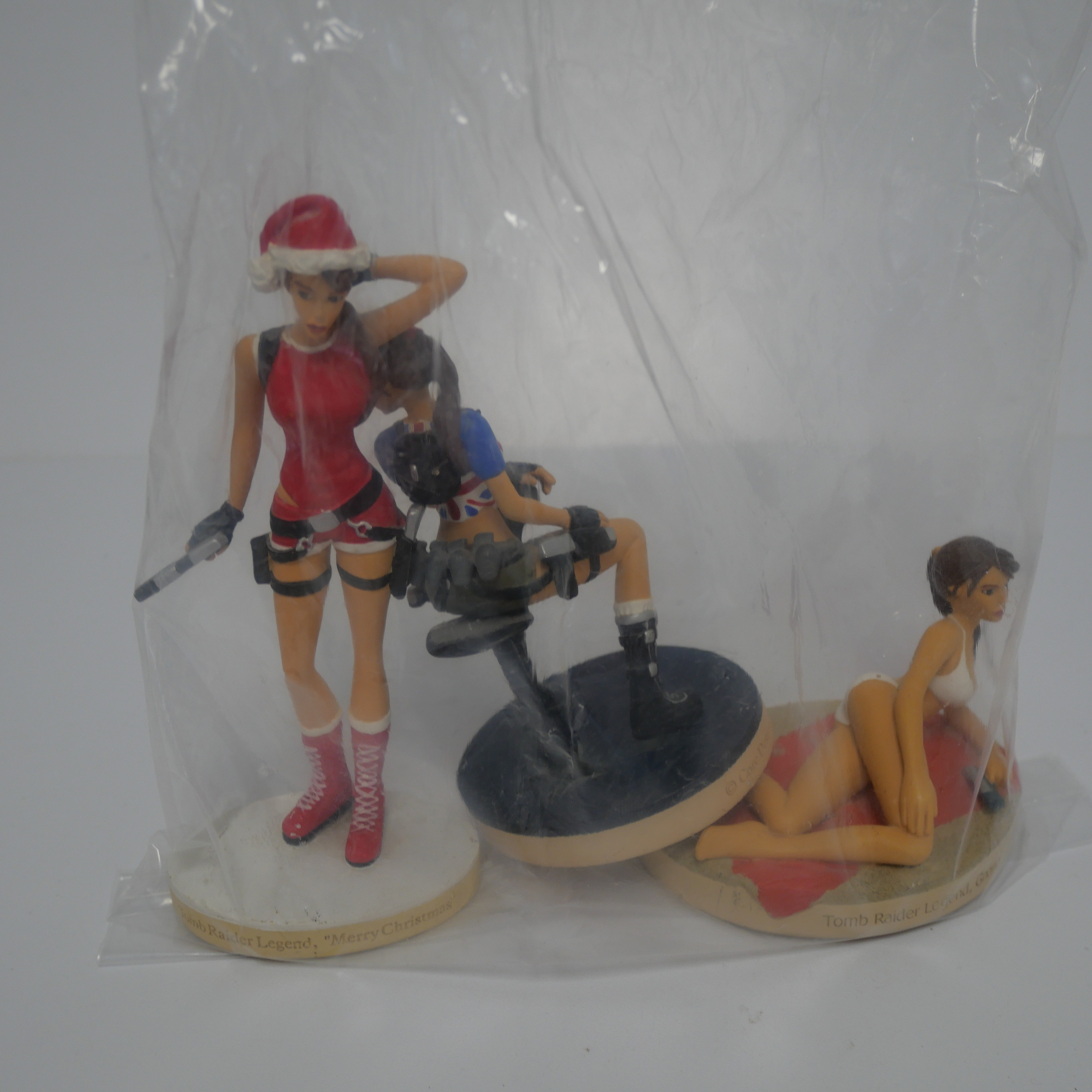 Voir photo 3 de Lot de 3 figurines Lara CROFT Tomb Raider Legend Lot de 3 figurines Lara CROFT Tomb Raider Legend Bon état reconditionné photo 3