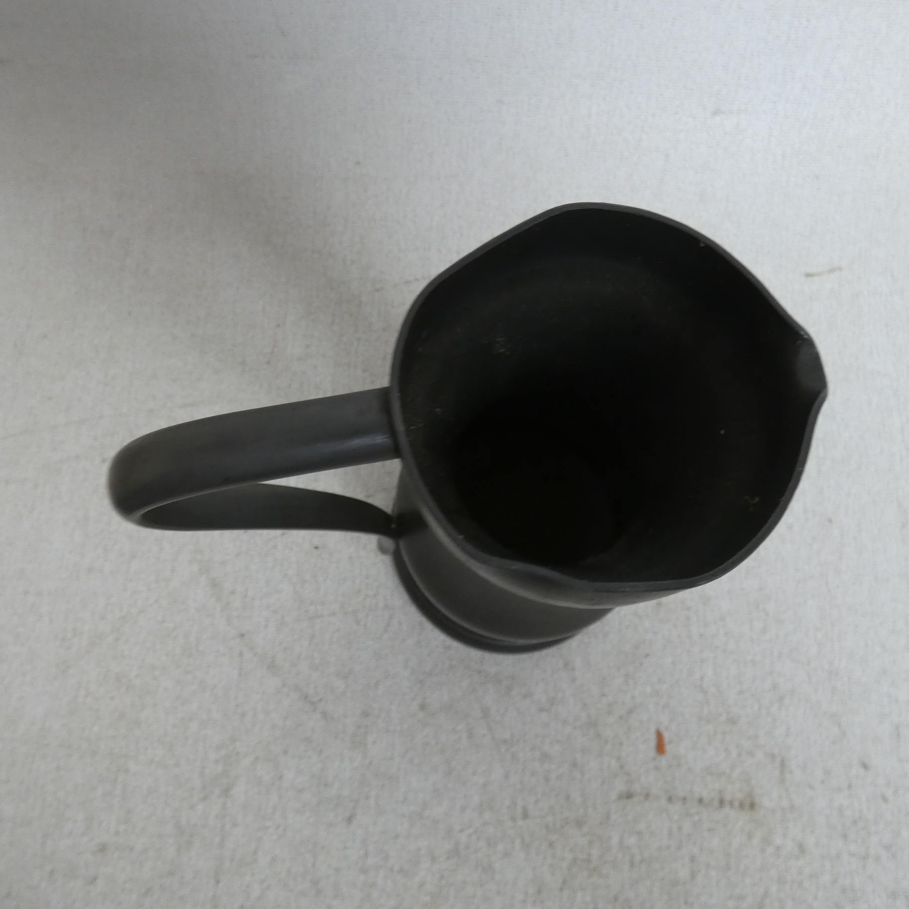 Voir photo 10 de Lot de 3 Mini Carafes Vintages en Etain - Etain Garanti 95% Lot de 3 Mini Carafes Vintages en Etain - Etain Garanti 95% État correct reconditionné photo 10