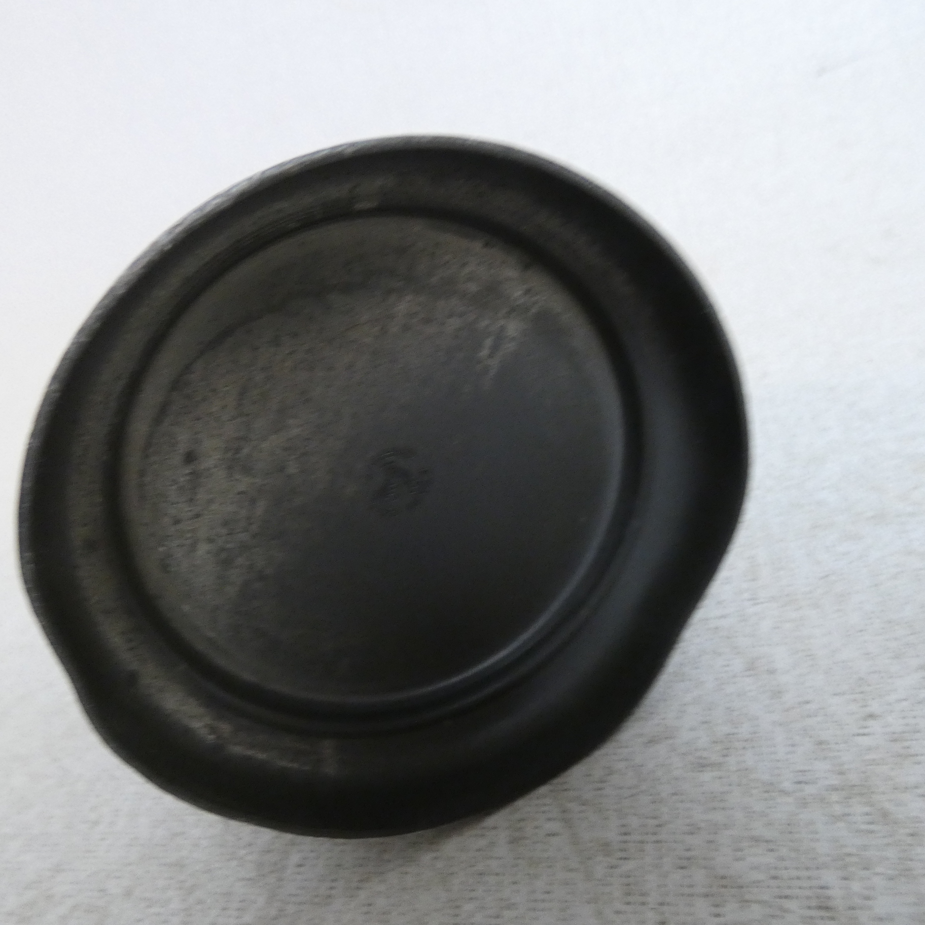 Voir photo 11 de Lot de 3 Mini Carafes Vintages en Etain - Etain Garanti 95% Lot de 3 Mini Carafes Vintages en Etain - Etain Garanti 95% État correct reconditionné photo 11