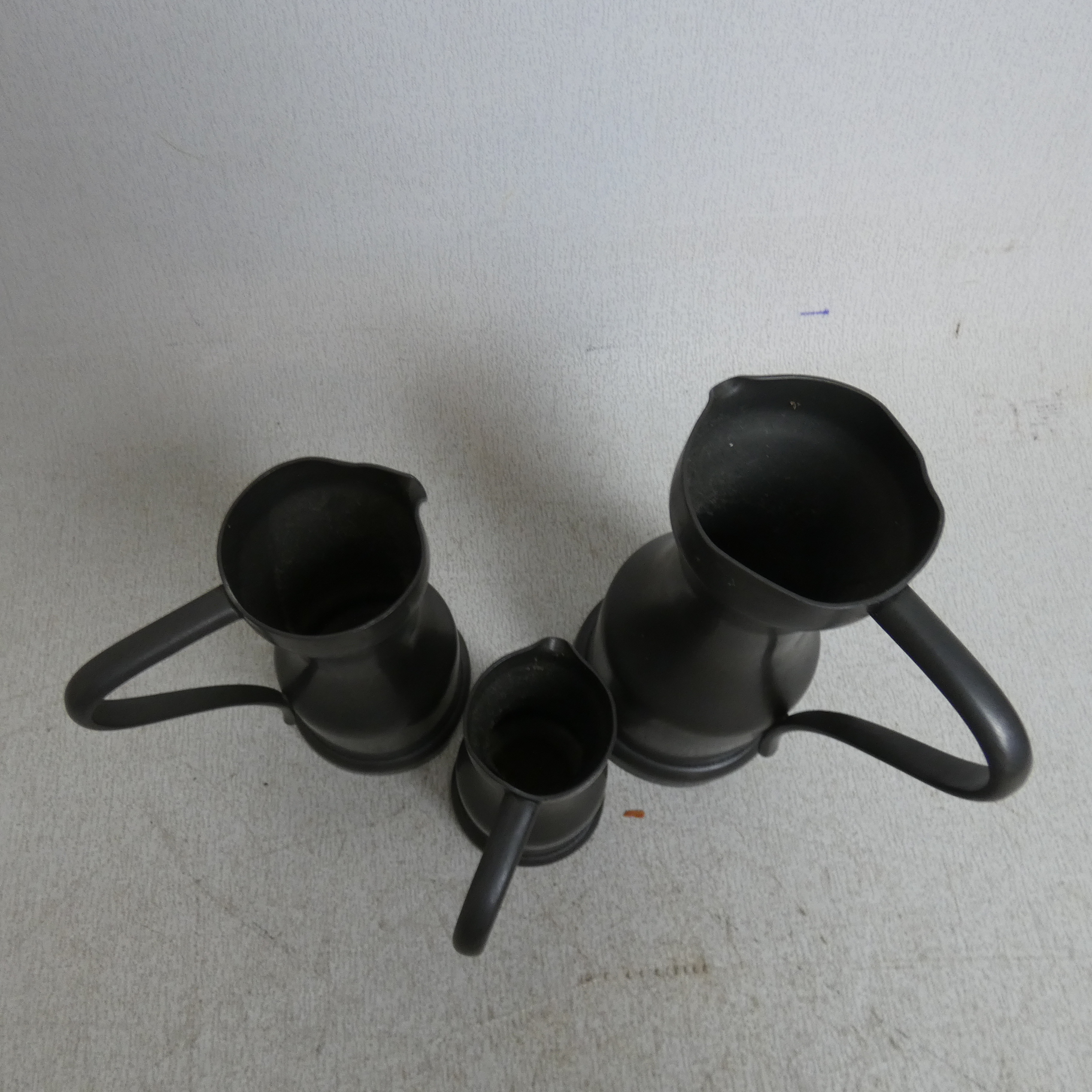 Voir photo 2 de Lot de 3 Mini Carafes Vintages en Etain - Etain Garanti 95% Lot de 3 Mini Carafes Vintages en Etain - Etain Garanti 95% État correct reconditionné photo 2