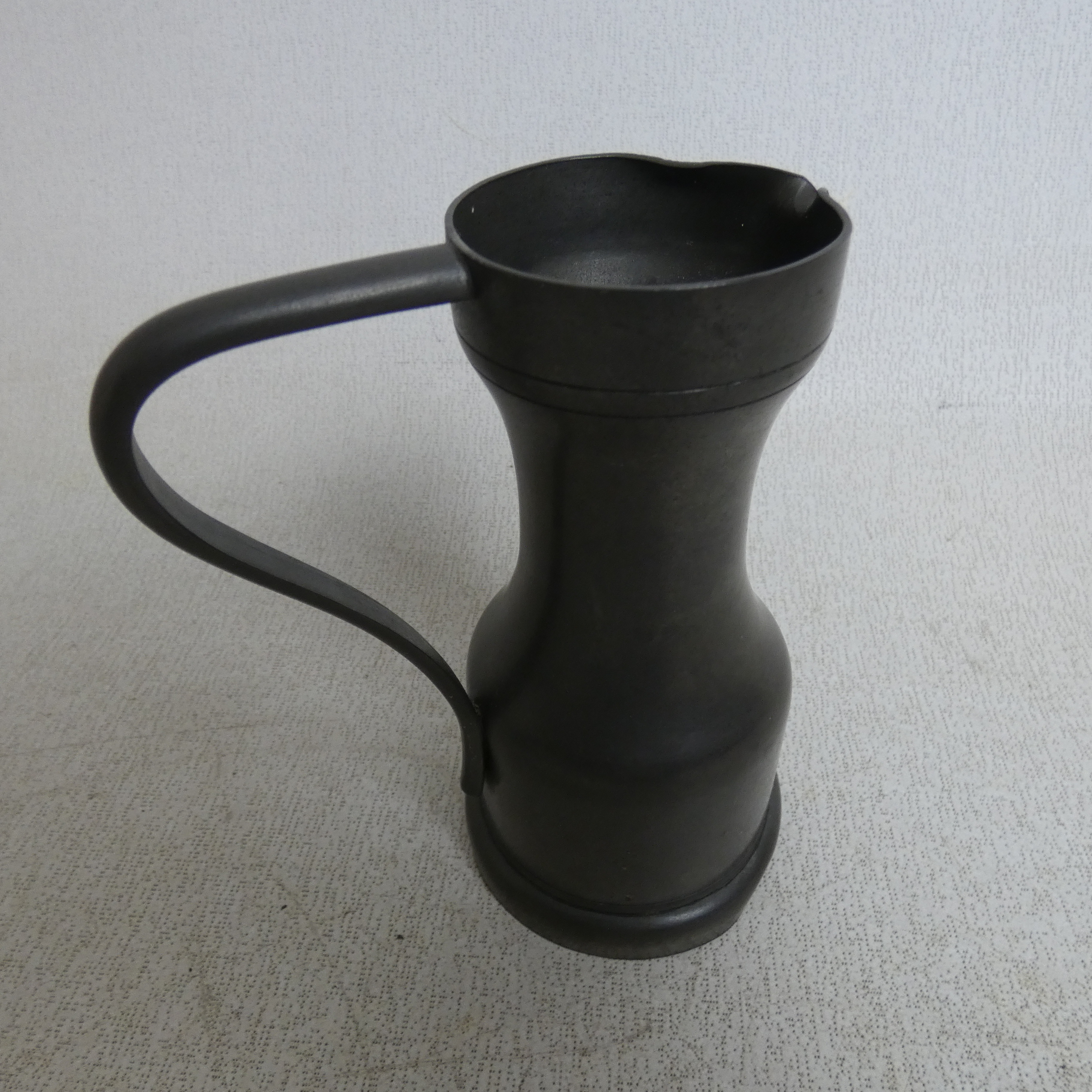 Voir photo 3 de Lot de 3 Mini Carafes Vintages en Etain - Etain Garanti 95% Lot de 3 Mini Carafes Vintages en Etain - Etain Garanti 95% État correct reconditionné photo 3