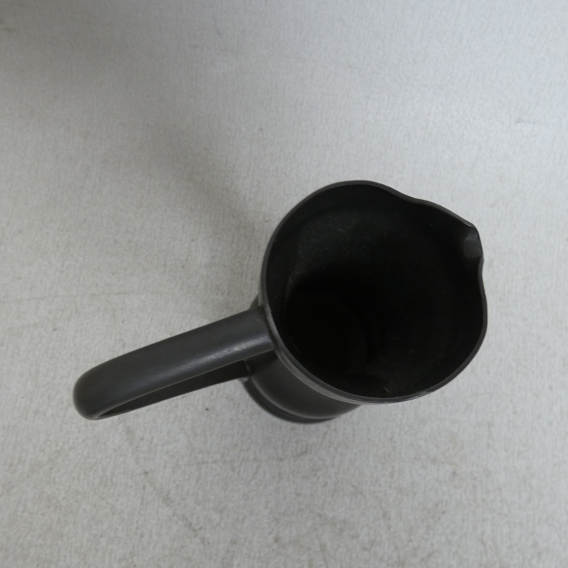 Voir photo 4 de Lot de 3 Mini Carafes Vintages en Etain - Etain Garanti 95% Lot de 3 Mini Carafes Vintages en Etain - Etain Garanti 95% État correct reconditionné photo 4