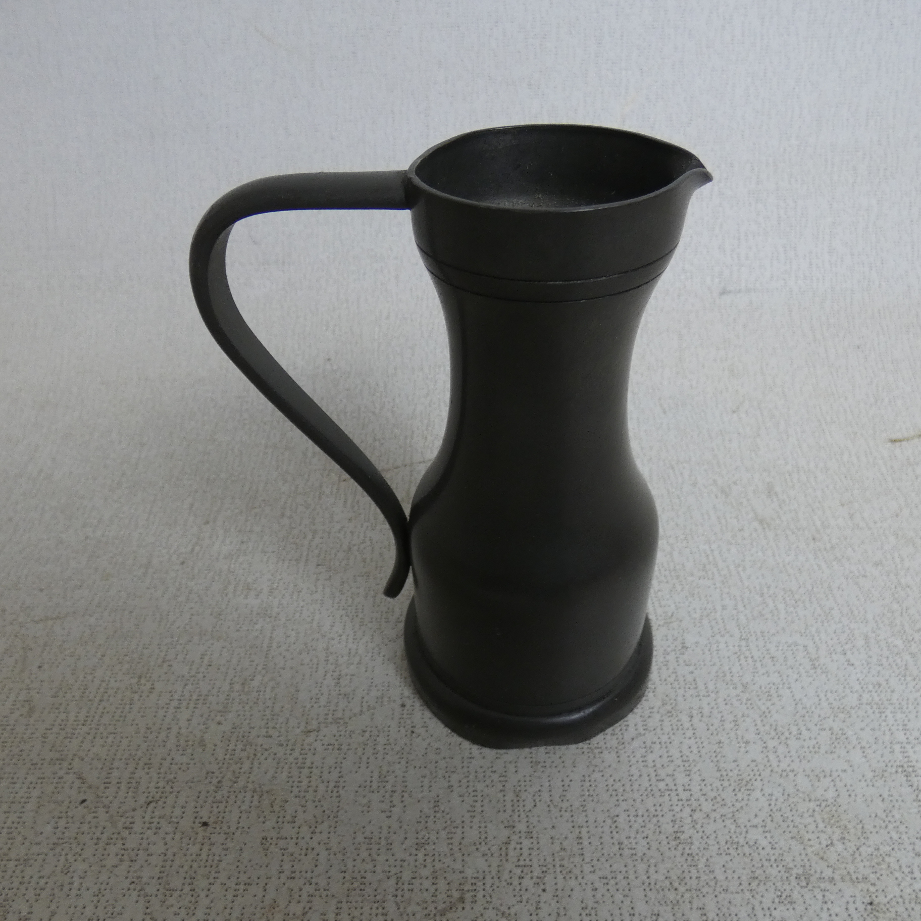 Voir photo 6 de Lot de 3 Mini Carafes Vintages en Etain - Etain Garanti 95% Lot de 3 Mini Carafes Vintages en Etain - Etain Garanti 95% État correct reconditionné photo 6