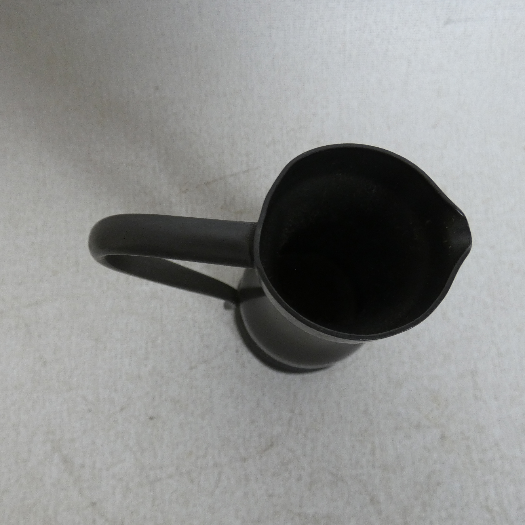 Voir photo 7 de Lot de 3 Mini Carafes Vintages en Etain - Etain Garanti 95% Lot de 3 Mini Carafes Vintages en Etain - Etain Garanti 95% État correct reconditionné photo 7
