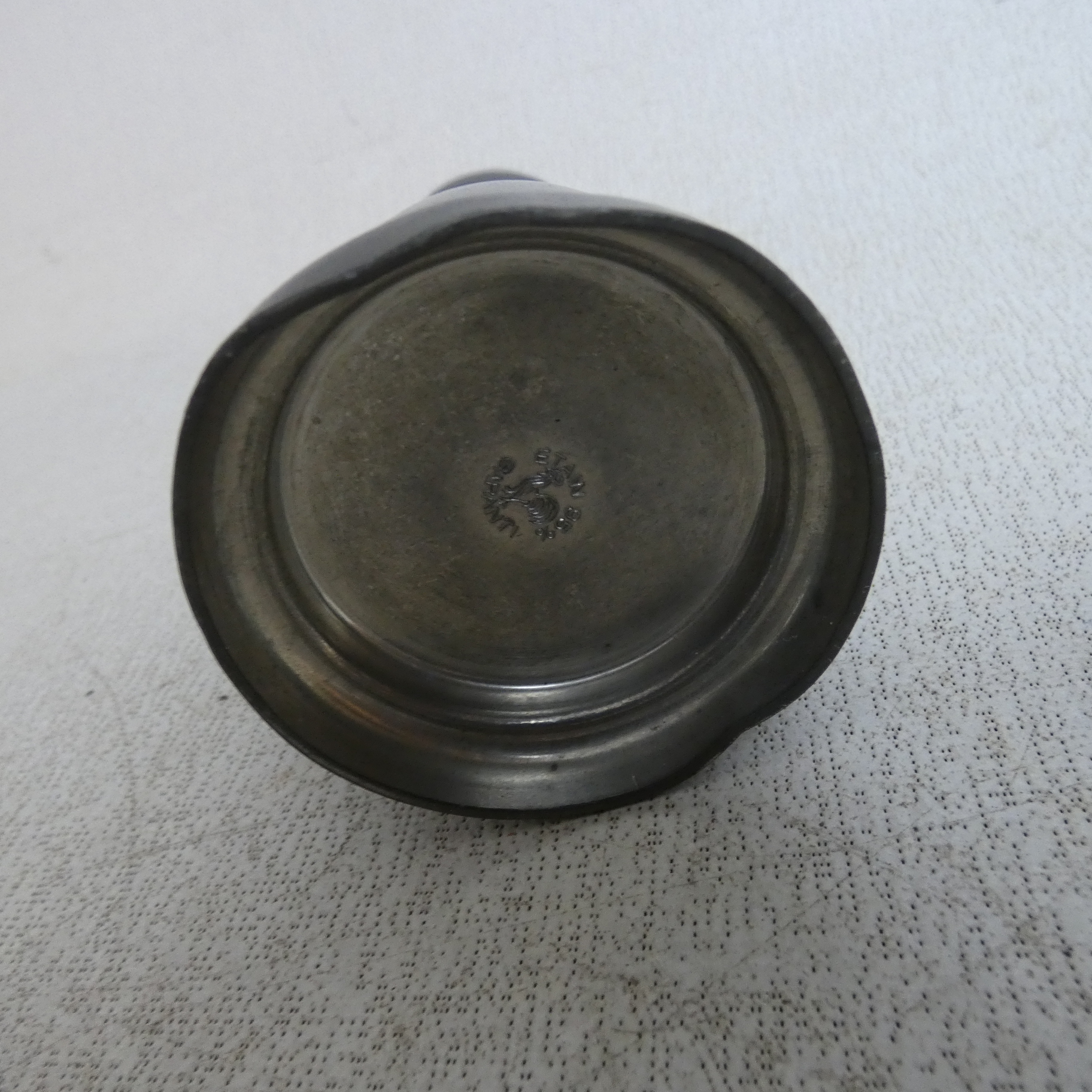 Voir photo 8 de Lot de 3 Mini Carafes Vintages en Etain - Etain Garanti 95% Lot de 3 Mini Carafes Vintages en Etain - Etain Garanti 95% État correct reconditionné photo 8