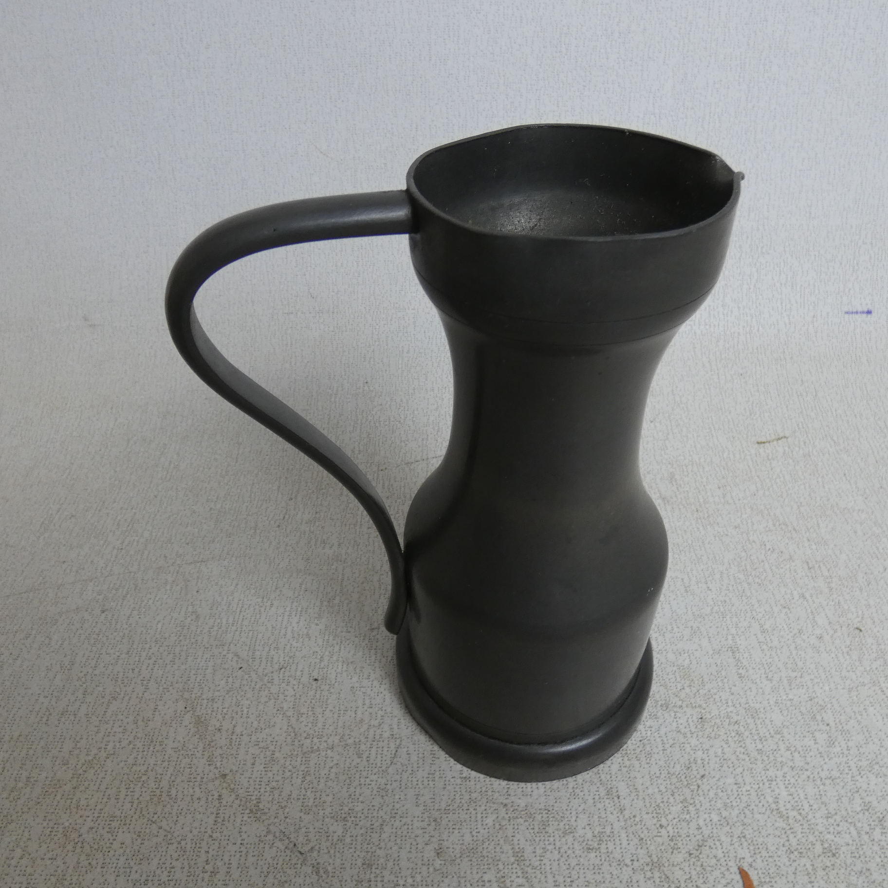 Voir photo 9 de Lot de 3 Mini Carafes Vintages en Etain - Etain Garanti 95% Lot de 3 Mini Carafes Vintages en Etain - Etain Garanti 95% État correct reconditionné photo 9
