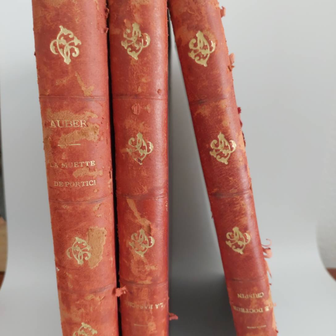 LOT de 3 – Partitions Opéra (paroles et musique) La Basoche / La Muette de Riccordi / Le Dr Crispin. Editions originales sous reliure bibliothèque État correct - 68,00 € LOT de 3 – Partitions Opéra (paroles et musique) La Basoche / La Muette de Riccordi / Le Dr Crispin. Editions originales sous reliure bibliothèque État correct reconditionné disponible sur Label Emmaüs