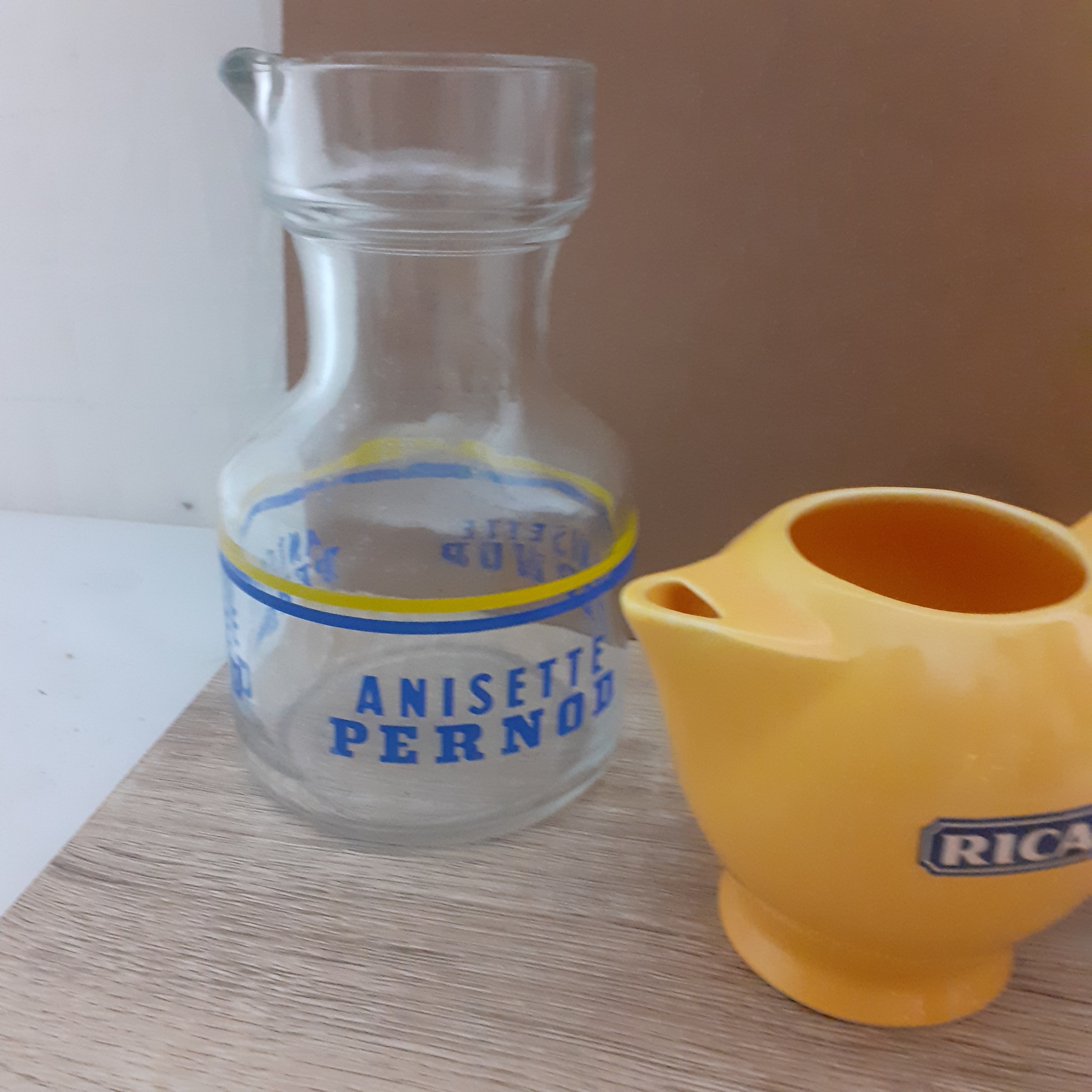 Voir photo 4 de Lot de 3 petits pichets à eau dont un Ricard. Lot de 3 petits pichets à eau dont un Ricard. Très bon état reconditionné photo 4