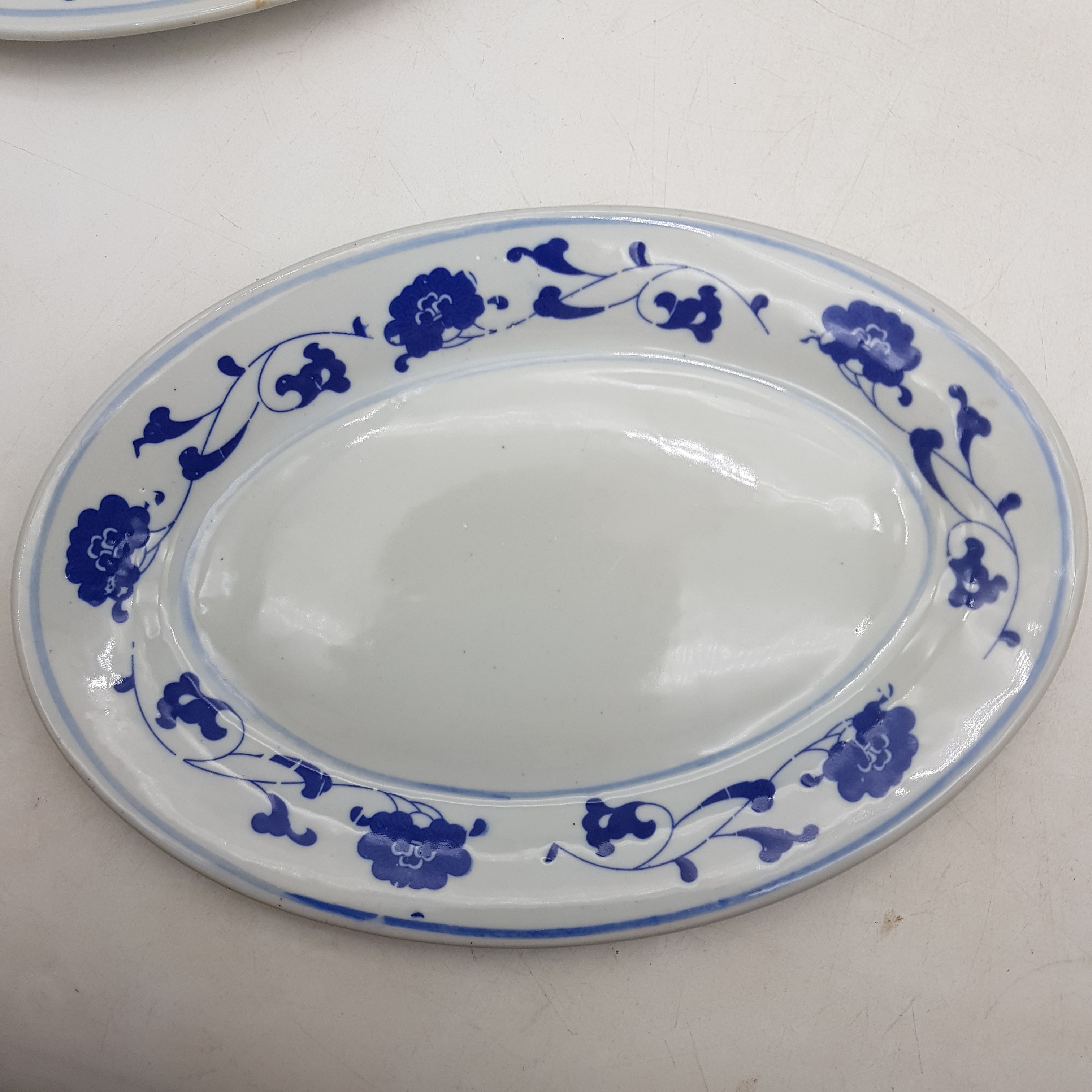 Voir photo 3 de Lot de 3 plats ovale en porcelaine chinoise - Décor floral bleu Lot de 3 plats ovale en porcelaine chinoise - Décor floral bleu Bon état reconditionné photo 3