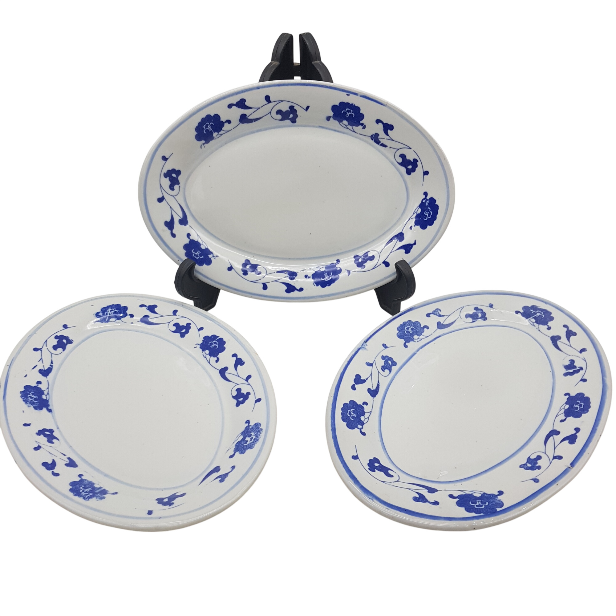 Lot de 3 plats ovale en porcelaine chinoise - Décor floral bleu Bon état - 15,00 € Lot de 3 plats ovale en porcelaine chinoise - Décor floral bleu Bon état reconditionné disponible sur Label Emmaüs