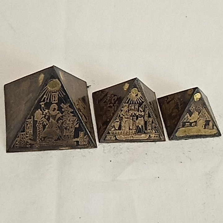 Voir photo 2 de Lot de 3 pyramides d'Égypte Lot de 3 pyramides d'Égypte Bon état reconditionné photo 2