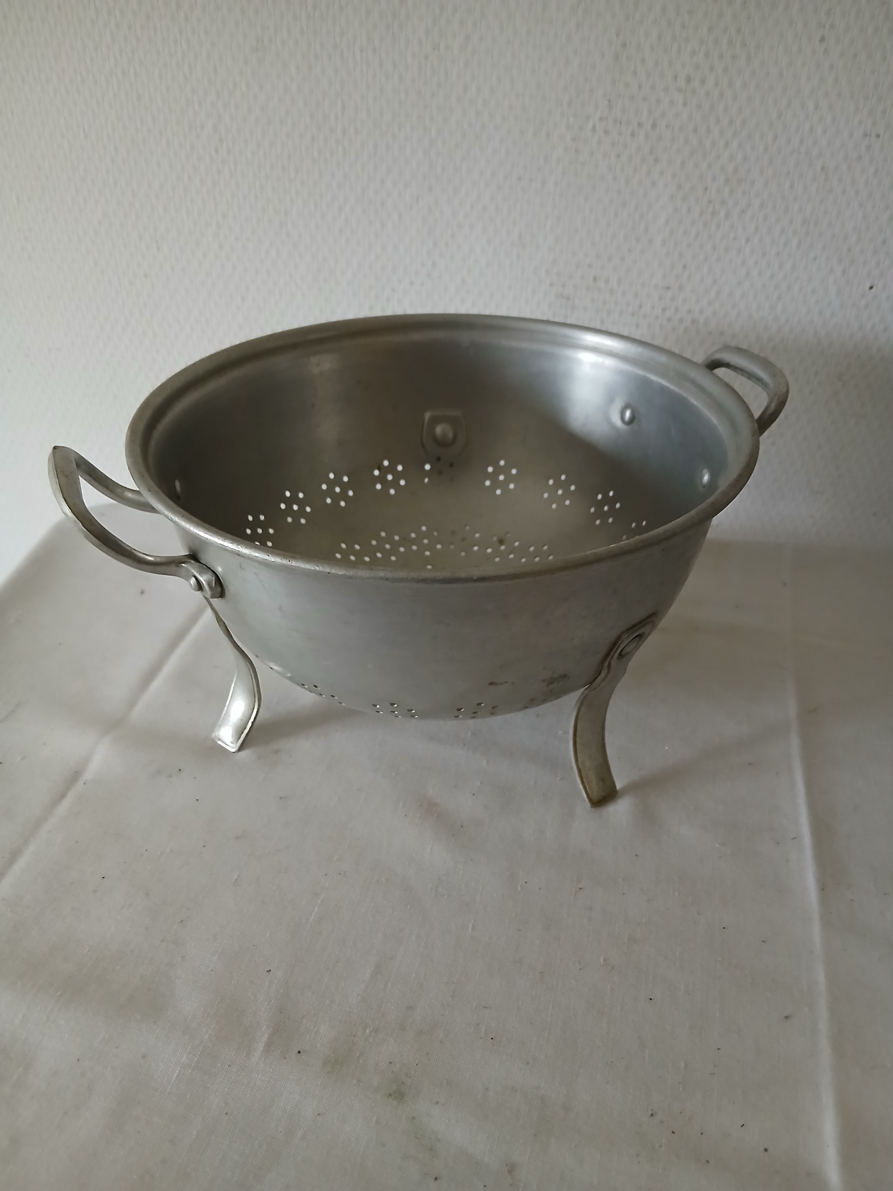 Voir photo 2 de Lot de 3 ustensiles de cuisine vintage en aluminium ( 1 passoire, 1 pot au lait et une mesure 1/2 litre) Lot de 3 ustensiles de cuisine vintage en aluminium ( 1 passoire, 1 pot au lait et une mesure 1/2 litre) Bon état reconditionné photo 2
