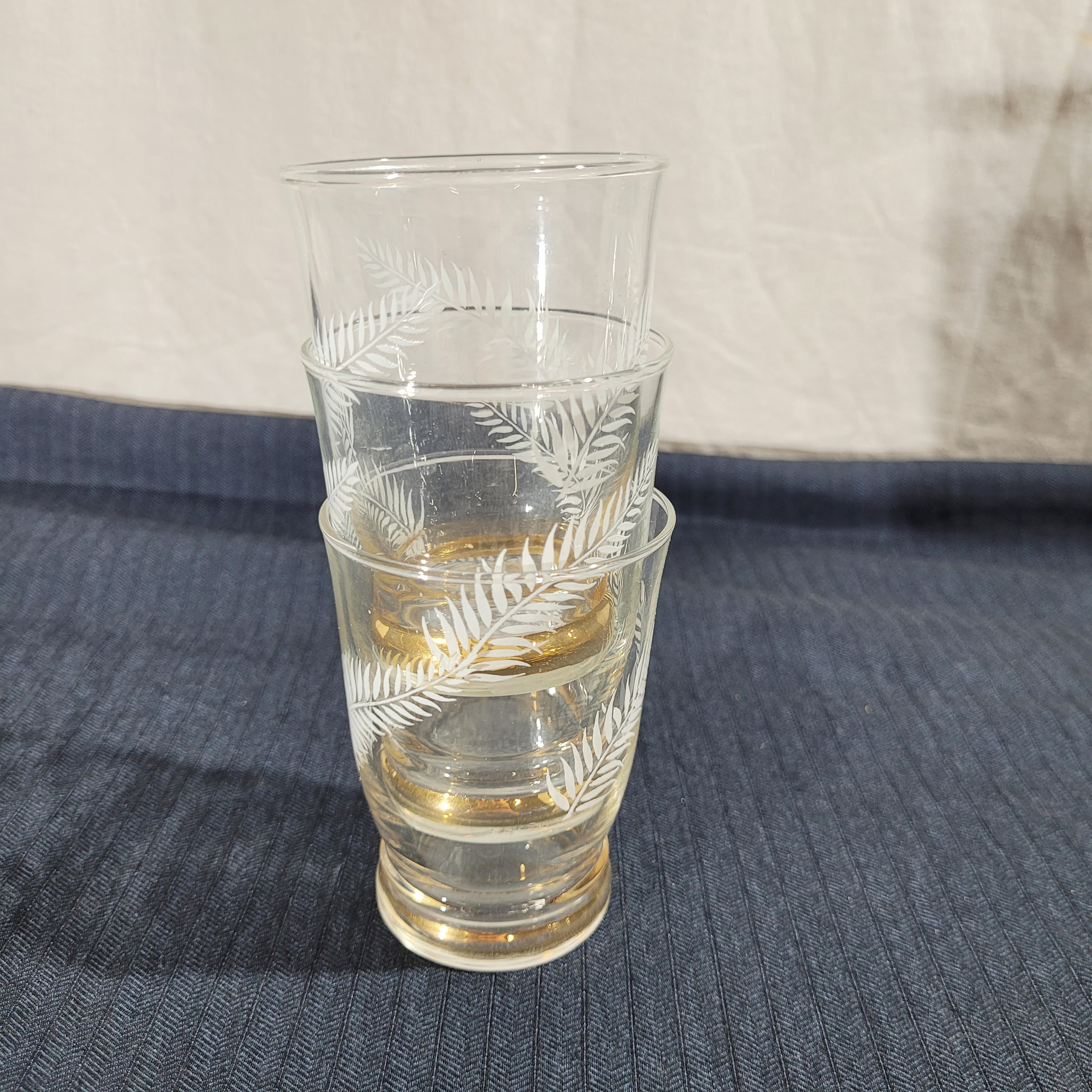 Voir photo 2 de Lot de 3 verres à liqueur vintage – Décor Fougères & Pied Doré Lot de 3 verres à liqueur vintage – Décor Fougères & Pied Doré Très bon état reconditionné photo 2