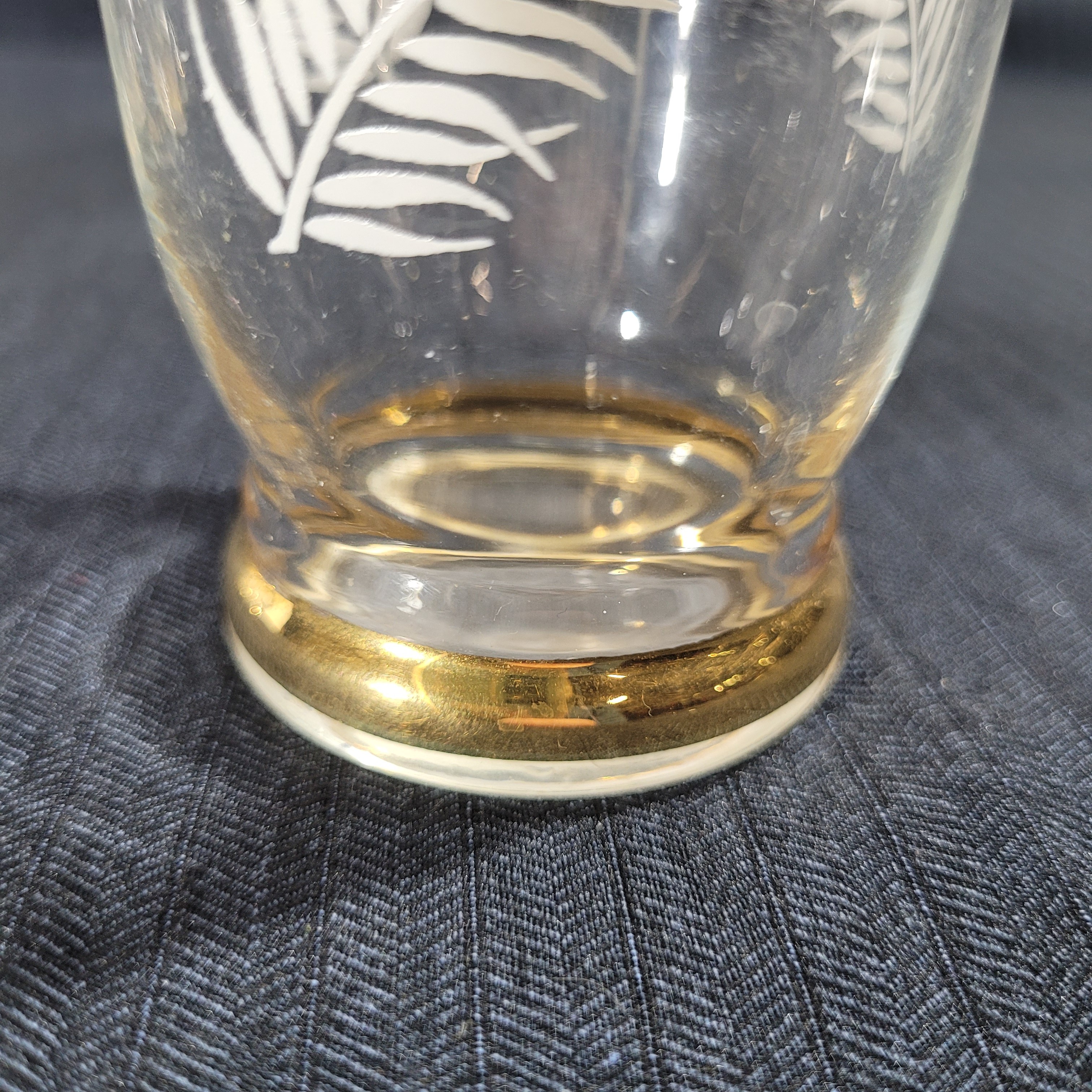 Voir photo 4 de Lot de 3 verres à liqueur vintage – Décor Fougères & Pied Doré Lot de 3 verres à liqueur vintage – Décor Fougères & Pied Doré Très bon état reconditionné photo 4