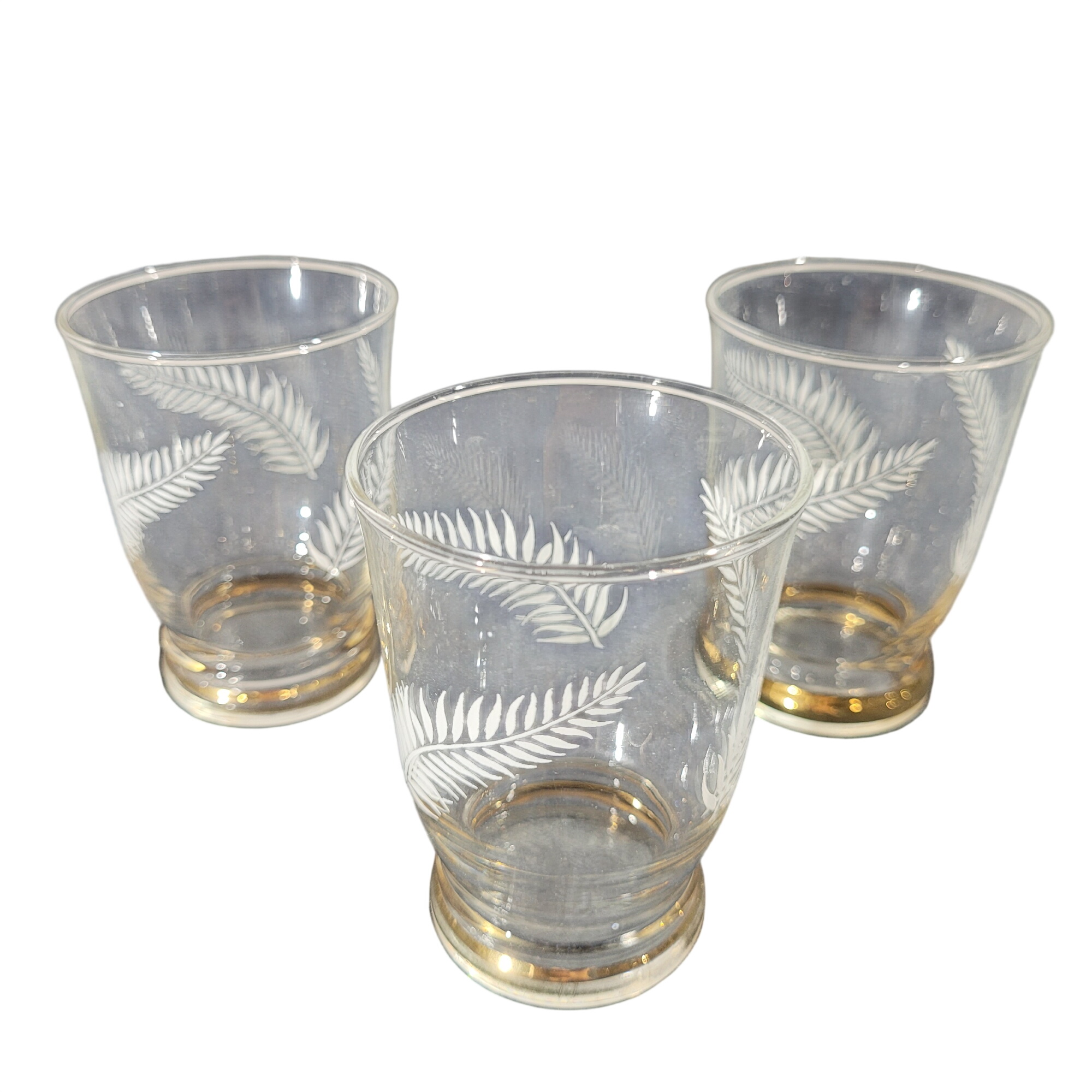 Lot de 3 verres à liqueur vintage – Décor Fougères & Pied Doré Très bon état - 12,00 € Lot de 3 verres à liqueur vintage – Décor Fougères & Pied Doré Très bon état reconditionné disponible sur Label Emmaüs