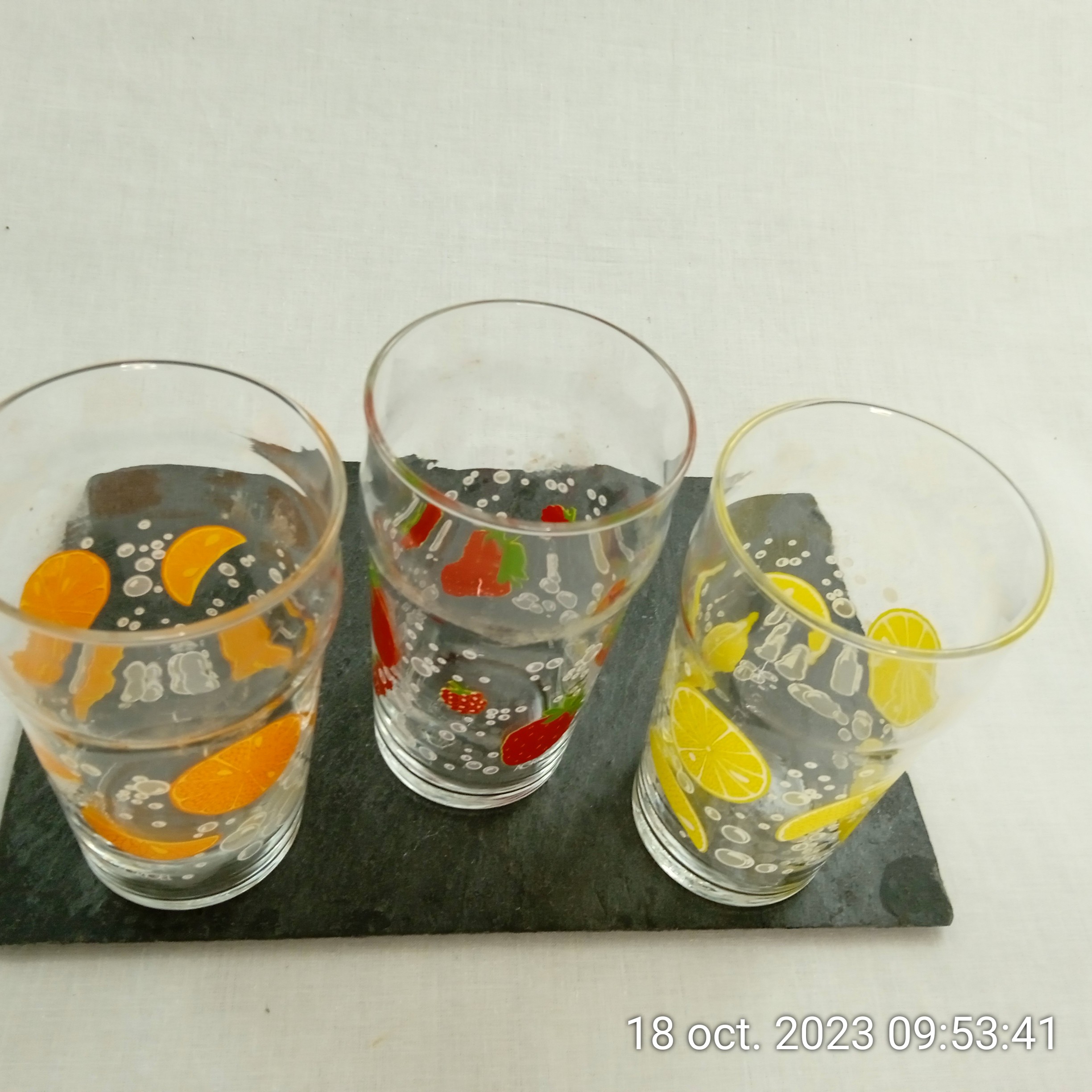 Voir photo 5 de Lot de 3 verres à Orangeade Fraise Orange Citron Arcoroc France Lot de 3 verres à Orangeade Fraise Orange Citron Arcoroc France Très bon état reconditionné photo 5