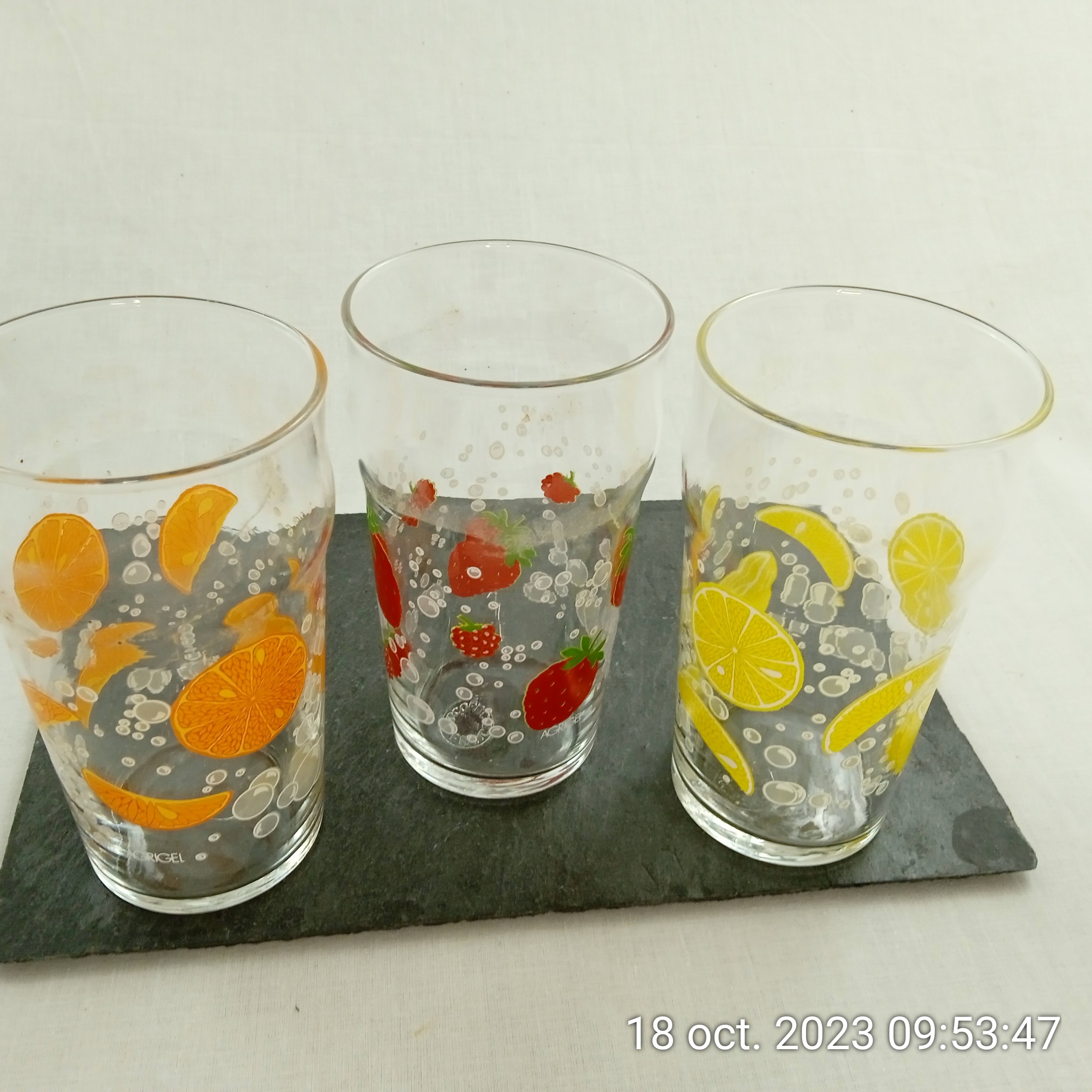 Lot de 3 verres à Orangeade Fraise Orange Citron Arcoroc France Très bon état - 15,00 € Lot de 3 verres à Orangeade Fraise Orange Citron Arcoroc France Très bon état reconditionné disponible sur Label Emmaüs