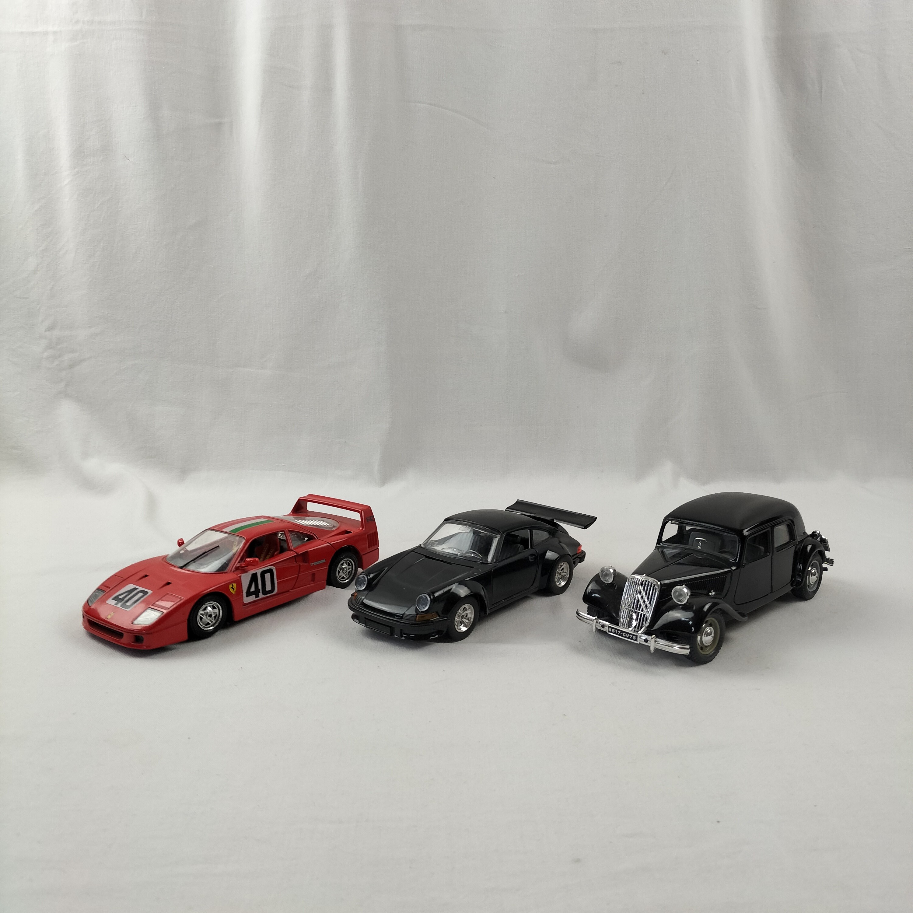 Acheter Lot de 3 voitures miniatures Burago 1/24ème Bon état - 12,50 € Lot de 3 voitures miniatures Burago 1/24ème Bon état reconditionné disponible sur Label Emmaüs