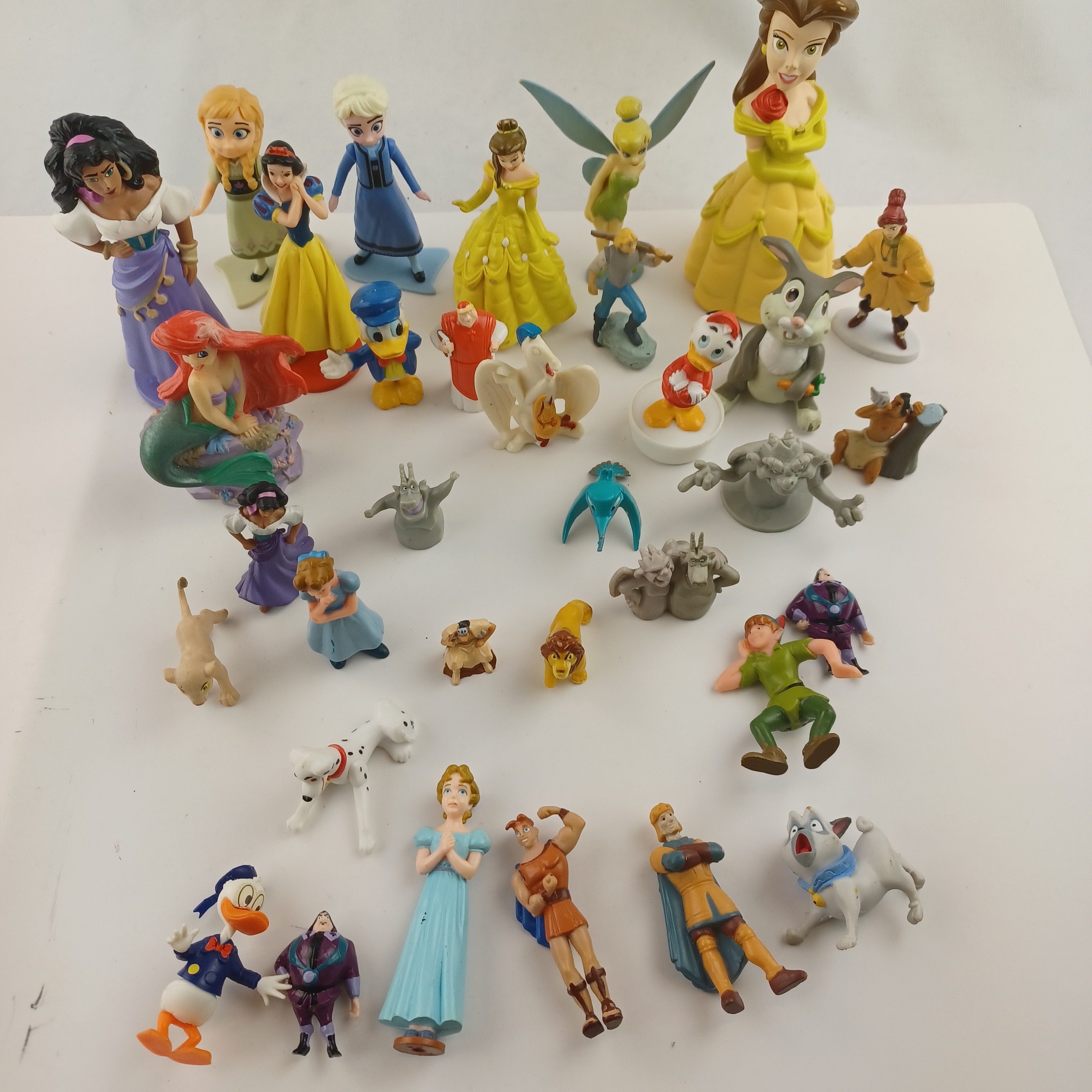 Voir photo 2 de Lot de 34 figurines Disney (La belle et la Bête, Hercules, La reine des Neiges, Picsou, Notre dame de Paris, Peter Pan, La petite sirène, les 101 Dalmatiens, Pocahontas, Le Roi Lion, Anastasia, Blanche Neige et Bambi) Lot de 34 figurines Disney (La belle et la Bête, Hercules, La reine des Neiges, Picsou, Notre dame de Paris, Peter Pan, La petite sirène, les 101 Dalmatiens, Pocahontas, Le Roi Lion, Anastasia, Blanche Neige et Bambi) Très bon état reconditionné photo 2
