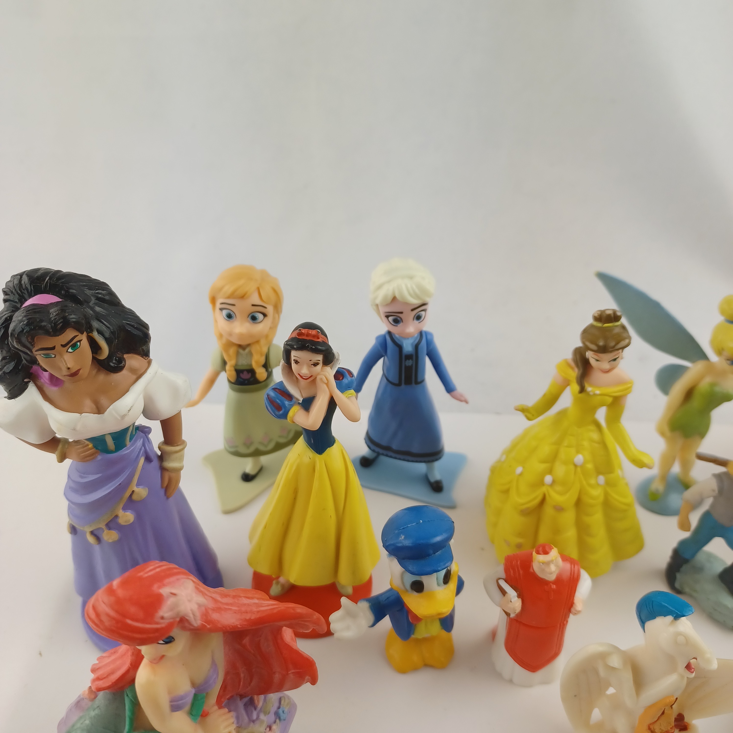 Voir photo 3 de Lot de 34 figurines Disney (La belle et la Bête, Hercules, La reine des Neiges, Picsou, Notre dame de Paris, Peter Pan, La petite sirène, les 101 Dalmatiens, Pocahontas, Le Roi Lion, Anastasia, Blanche Neige et Bambi) Lot de 34 figurines Disney (La belle et la Bête, Hercules, La reine des Neiges, Picsou, Notre dame de Paris, Peter Pan, La petite sirène, les 101 Dalmatiens, Pocahontas, Le Roi Lion, Anastasia, Blanche Neige et Bambi) Très bon état reconditionné photo 3