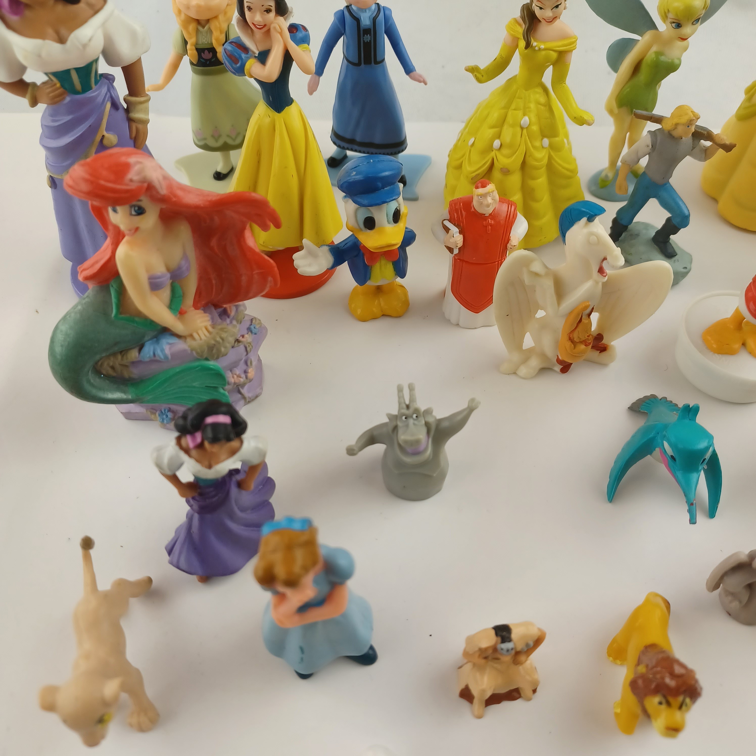 Voir photo 5 de Lot de 34 figurines Disney (La belle et la Bête, Hercules, La reine des Neiges, Picsou, Notre dame de Paris, Peter Pan, La petite sirène, les 101 Dalmatiens, Pocahontas, Le Roi Lion, Anastasia, Blanche Neige et Bambi) Lot de 34 figurines Disney (La belle et la Bête, Hercules, La reine des Neiges, Picsou, Notre dame de Paris, Peter Pan, La petite sirène, les 101 Dalmatiens, Pocahontas, Le Roi Lion, Anastasia, Blanche Neige et Bambi) Très bon état reconditionné photo 5