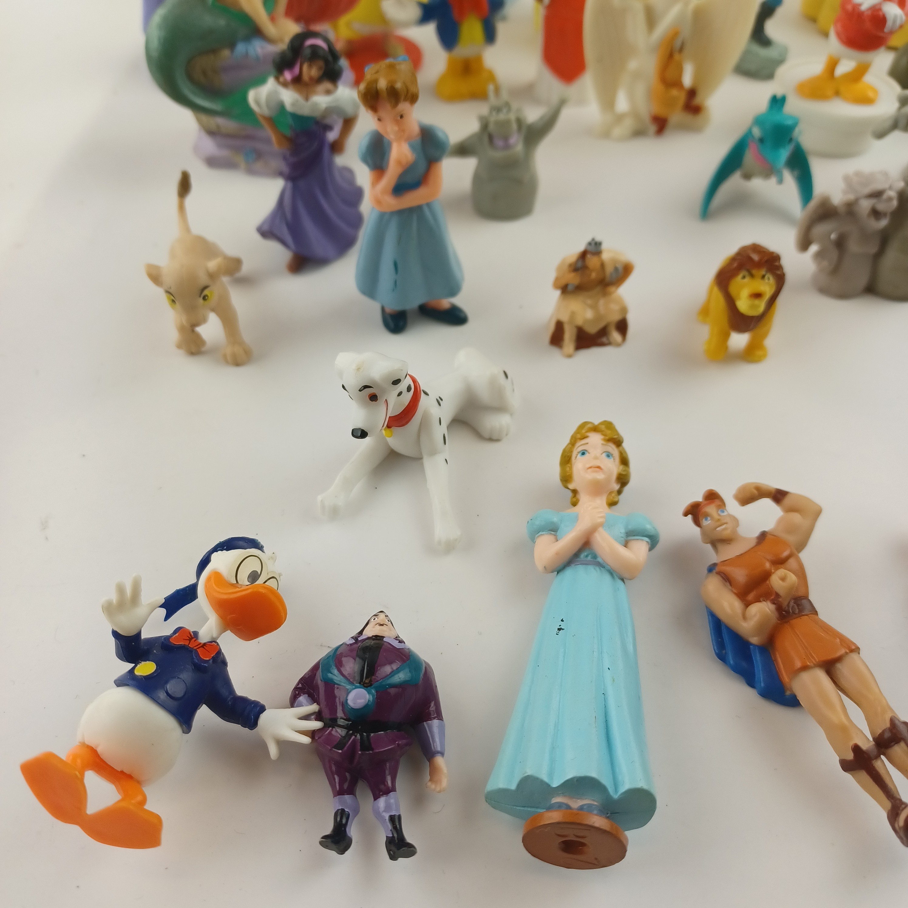 Voir photo 6 de Lot de 34 figurines Disney (La belle et la Bête, Hercules, La reine des Neiges, Picsou, Notre dame de Paris, Peter Pan, La petite sirène, les 101 Dalmatiens, Pocahontas, Le Roi Lion, Anastasia, Blanche Neige et Bambi) Lot de 34 figurines Disney (La belle et la Bête, Hercules, La reine des Neiges, Picsou, Notre dame de Paris, Peter Pan, La petite sirène, les 101 Dalmatiens, Pocahontas, Le Roi Lion, Anastasia, Blanche Neige et Bambi) Très bon état reconditionné photo 6