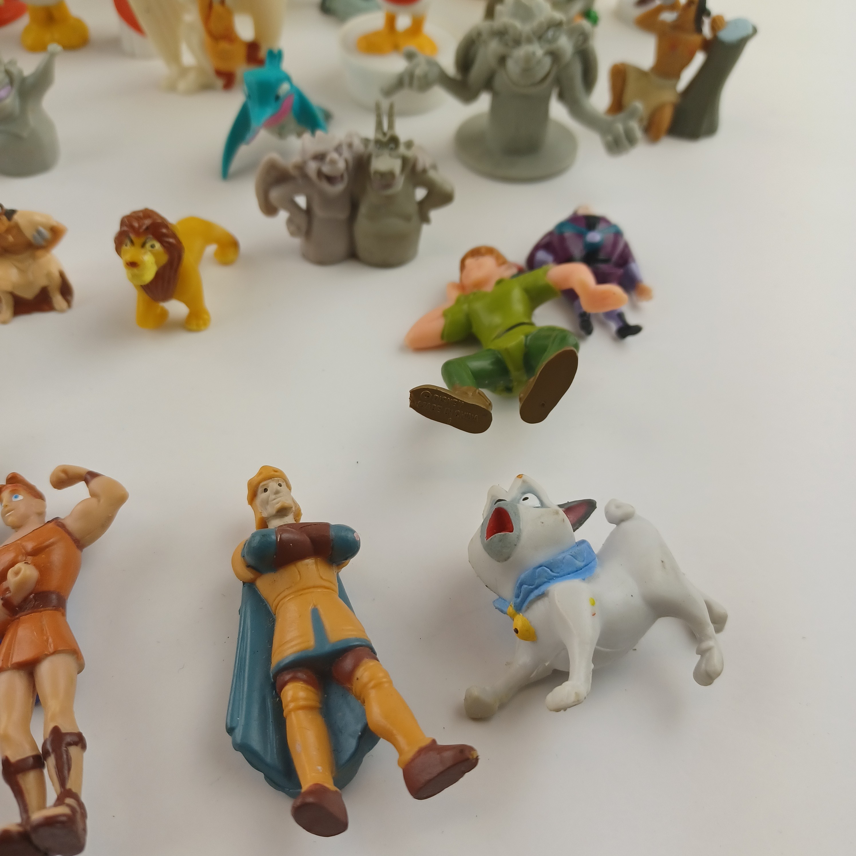 Voir photo 8 de Lot de 34 figurines Disney (La belle et la Bête, Hercules, La reine des Neiges, Picsou, Notre dame de Paris, Peter Pan, La petite sirène, les 101 Dalmatiens, Pocahontas, Le Roi Lion, Anastasia, Blanche Neige et Bambi) Lot de 34 figurines Disney (La belle et la Bête, Hercules, La reine des Neiges, Picsou, Notre dame de Paris, Peter Pan, La petite sirène, les 101 Dalmatiens, Pocahontas, Le Roi Lion, Anastasia, Blanche Neige et Bambi) Très bon état reconditionné photo 8