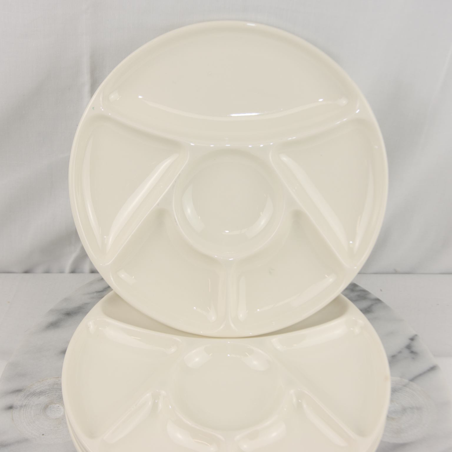 Lot de 4 assiettes à fondue Bourguignonne en Céramique de la Faïencerie de Gien Bon état - 10,00 € Lot de 4 assiettes à fondue Bourguignonne en Céramique de la Faïencerie de Gien Bon état reconditionné disponible sur Label Emmaüs