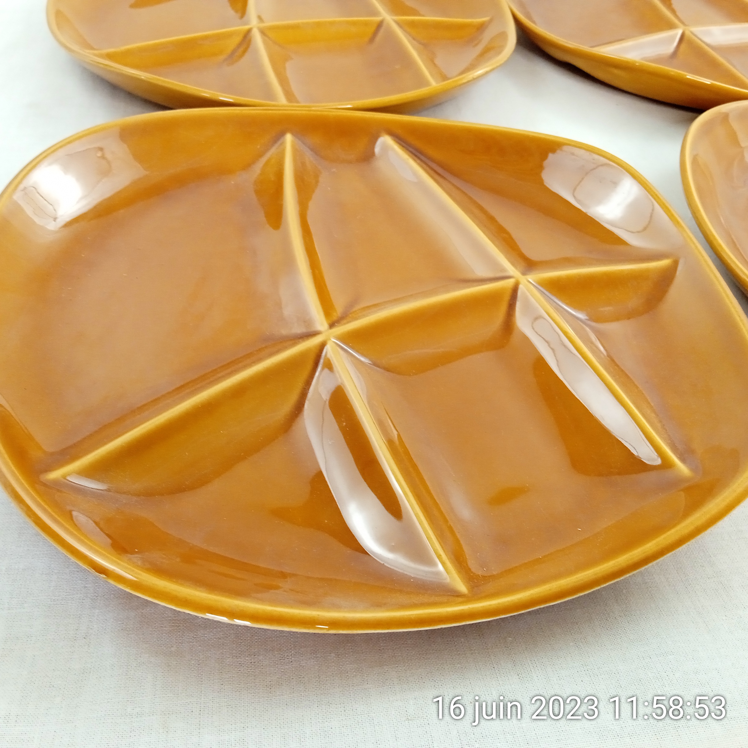 Voir photo 3 de Lot de 4 assiettes à fondue bourguignonne en faïence de Salins France Lot de 4 assiettes à fondue bourguignonne en faïence de Salins France Très bon état reconditionné photo 3
