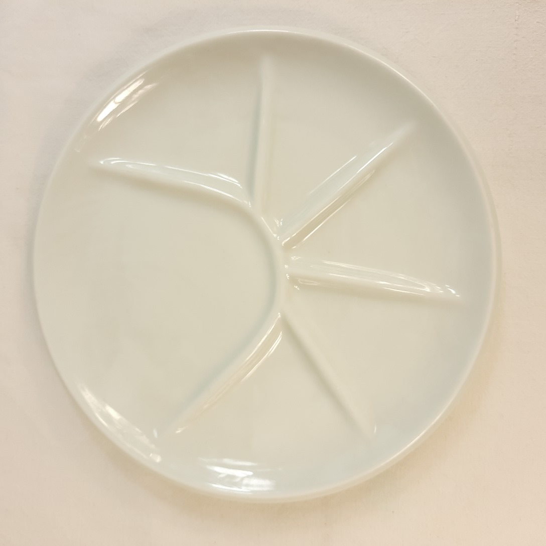Voir photo 2 de LOT de 4 assiettes à fondue ou à hors d'œuvre en faïence vernissée blanche. LOT de 4 assiettes à fondue ou à hors d'œuvre en faïence vernissée blanche. reconditionné photo 2