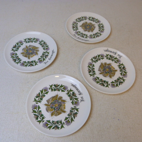 Lot de 4 Assiettes à Fromage de Gien toutes identiques Très bon état - 20,00 € Lot de 4 Assiettes à Fromage de Gien toutes identiques Très bon état reconditionné disponible sur Label Emmaüs