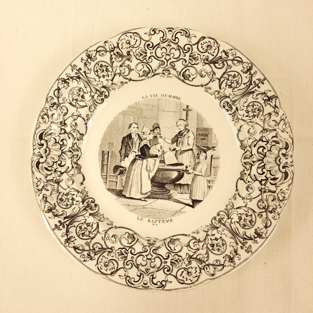 Voir photo 2 de LOT de 4 assiettes anciennes de "GIEN" à thème sur la vie humaine. LOT de 4 assiettes anciennes de "GIEN" à thème sur la vie humaine. Bon état reconditionné photo 2