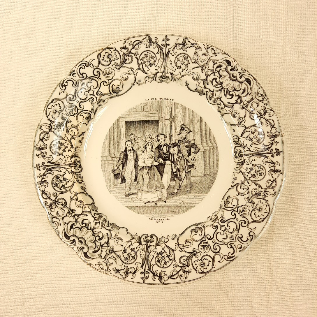 Voir photo 3 de LOT de 4 assiettes anciennes de "GIEN" à thème sur la vie humaine. LOT de 4 assiettes anciennes de "GIEN" à thème sur la vie humaine. Bon état reconditionné photo 3