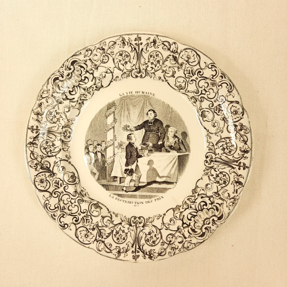 Voir photo 4 de LOT de 4 assiettes anciennes de "GIEN" à thème sur la vie humaine. LOT de 4 assiettes anciennes de "GIEN" à thème sur la vie humaine. Bon état reconditionné photo 4