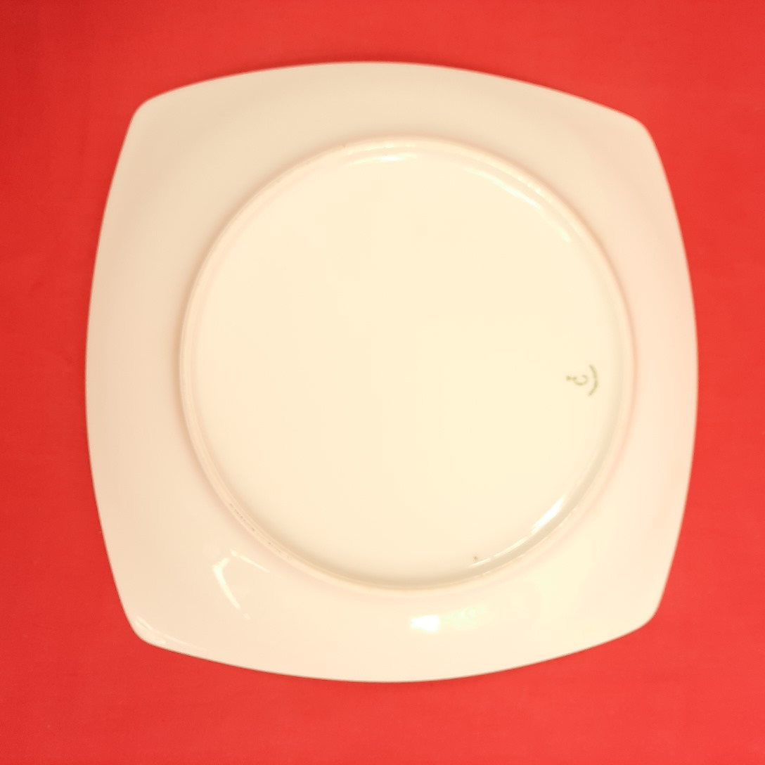 Voir photo 3 de LOT de 4 assiettes carrées plates en porcelaine de Limoges LOT de 4 assiettes carrées plates en porcelaine de Limoges Bon état reconditionné photo 3
