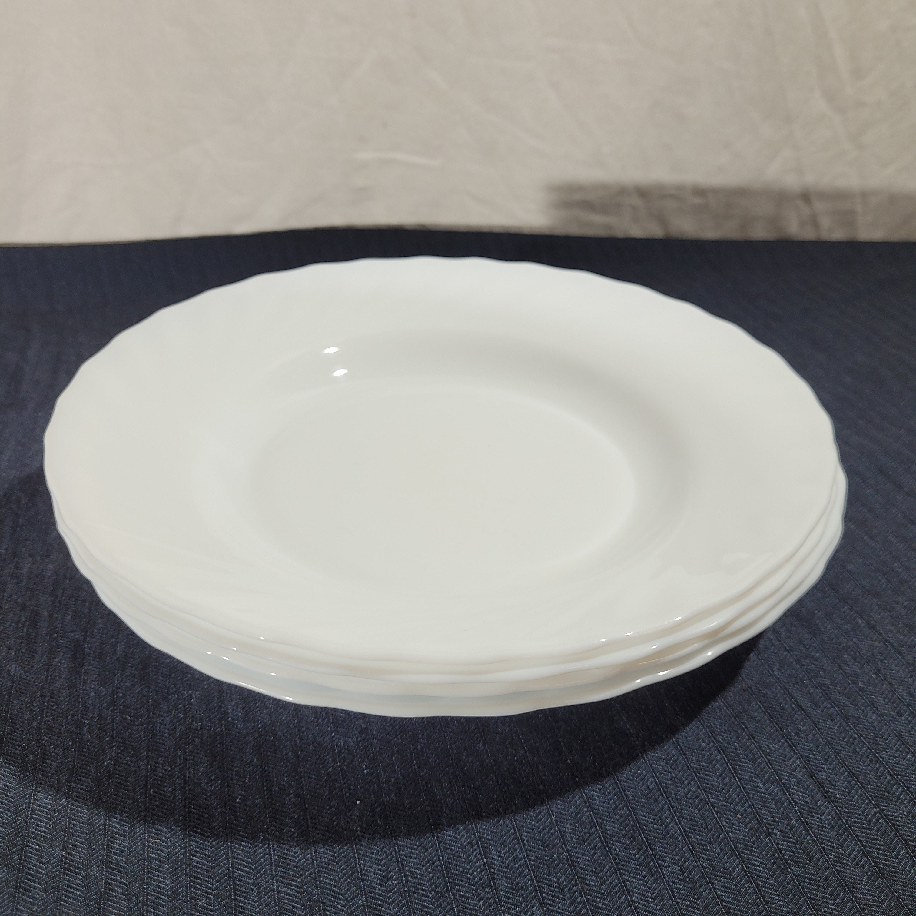 Voir photo 2 de Lot de 4 assiettes creuses Arcopal – Collection Trianon Lot de 4 assiettes creuses Arcopal – Collection Trianon Très bon état reconditionné photo 2