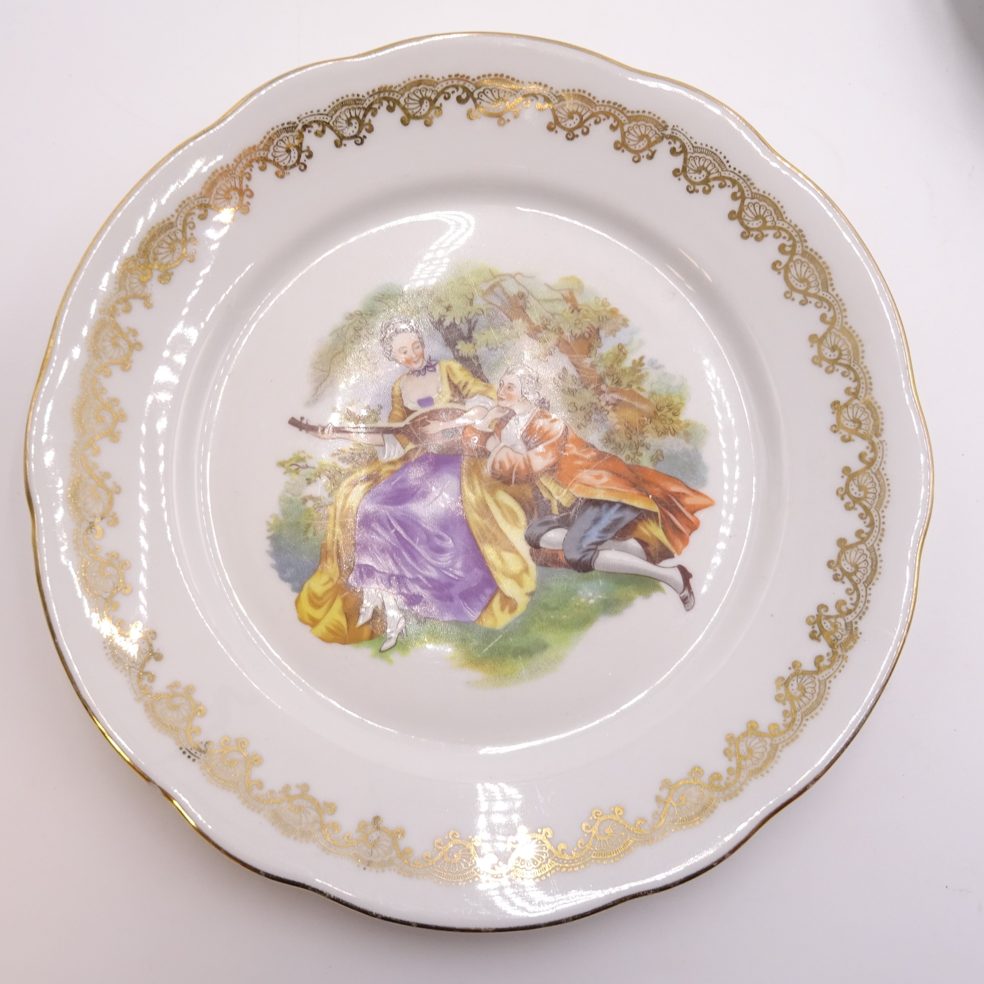 Voir photo 2 de Lot de 4 assiettes en porcelaine F.D Chauviny Lot de 4 assiettes en porcelaine F.D Chauviny État correct reconditionné photo 2